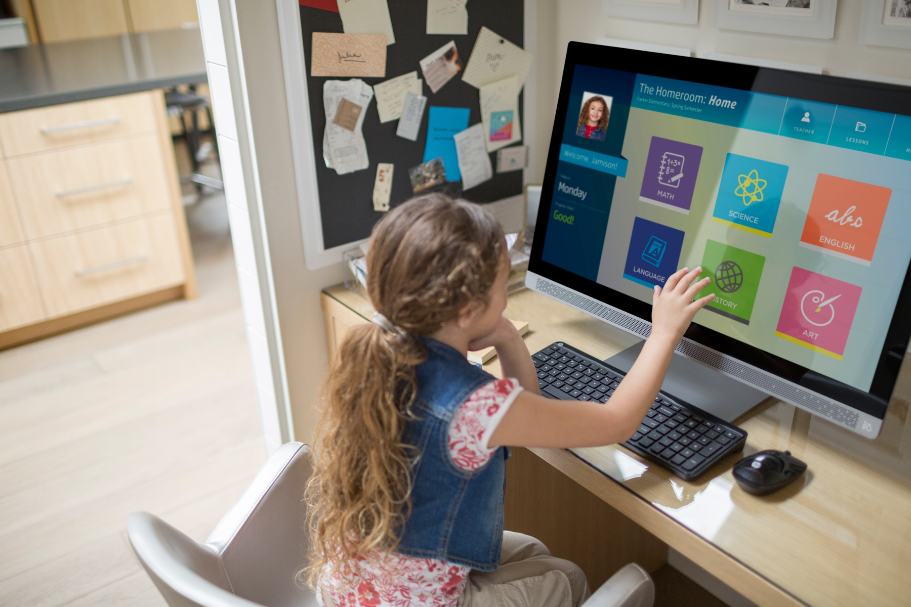 Una ragazza usa un computer su una scrivania. Lo schermo mostra una schermata iniziale per l'apprendimento.