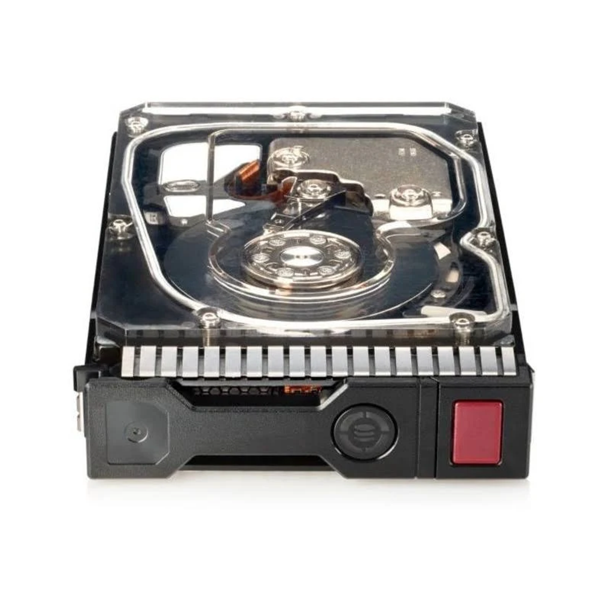 Czarny, metaliczny dysk twardy. Jest na białym tle. Dysk twardy jest otwarty.