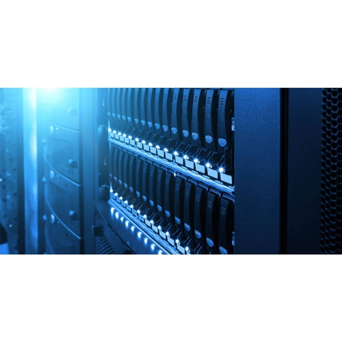 Serverraum mit mehreren schwarzen Serverracks und blauer Beleuchtung.