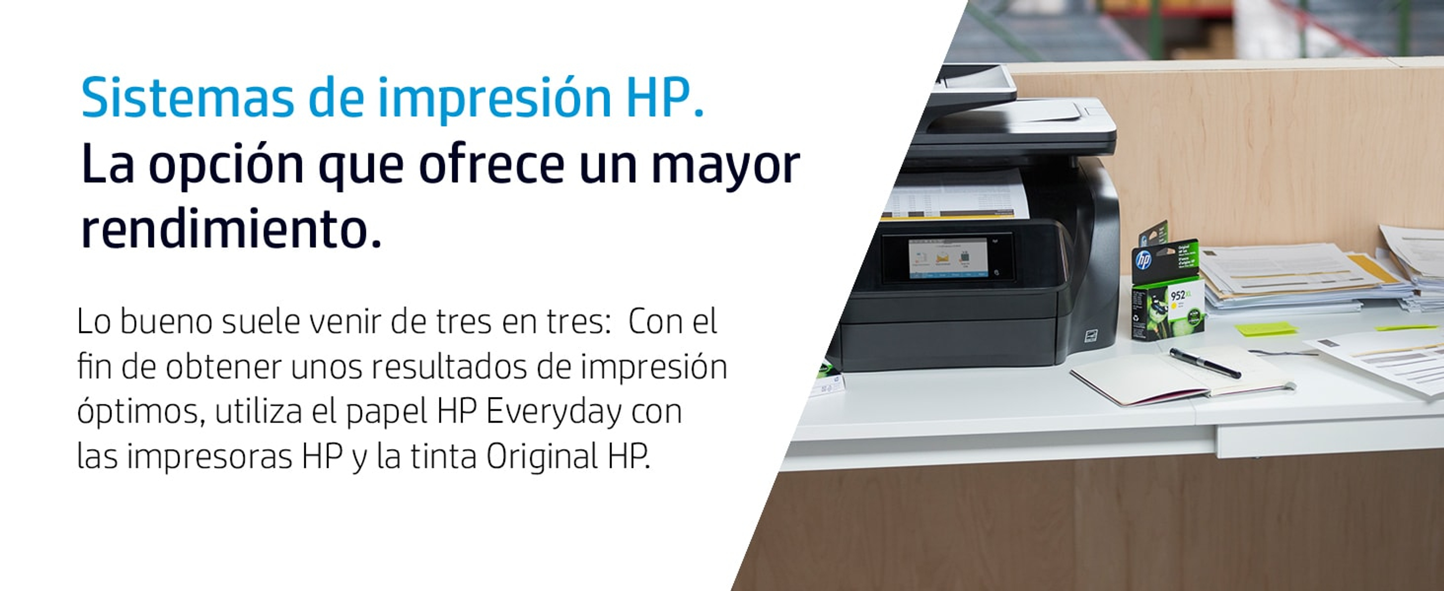 Beyaz bir masada HP yazıcı ve üstün performans ve HP Everyday kağıdı hakkında bir slogan.