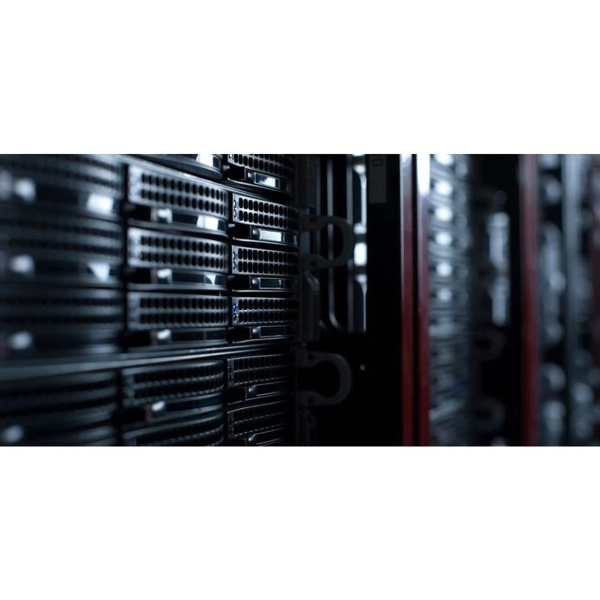 Nahaufnahme von Datenserver-Racks in einem Serverraum.