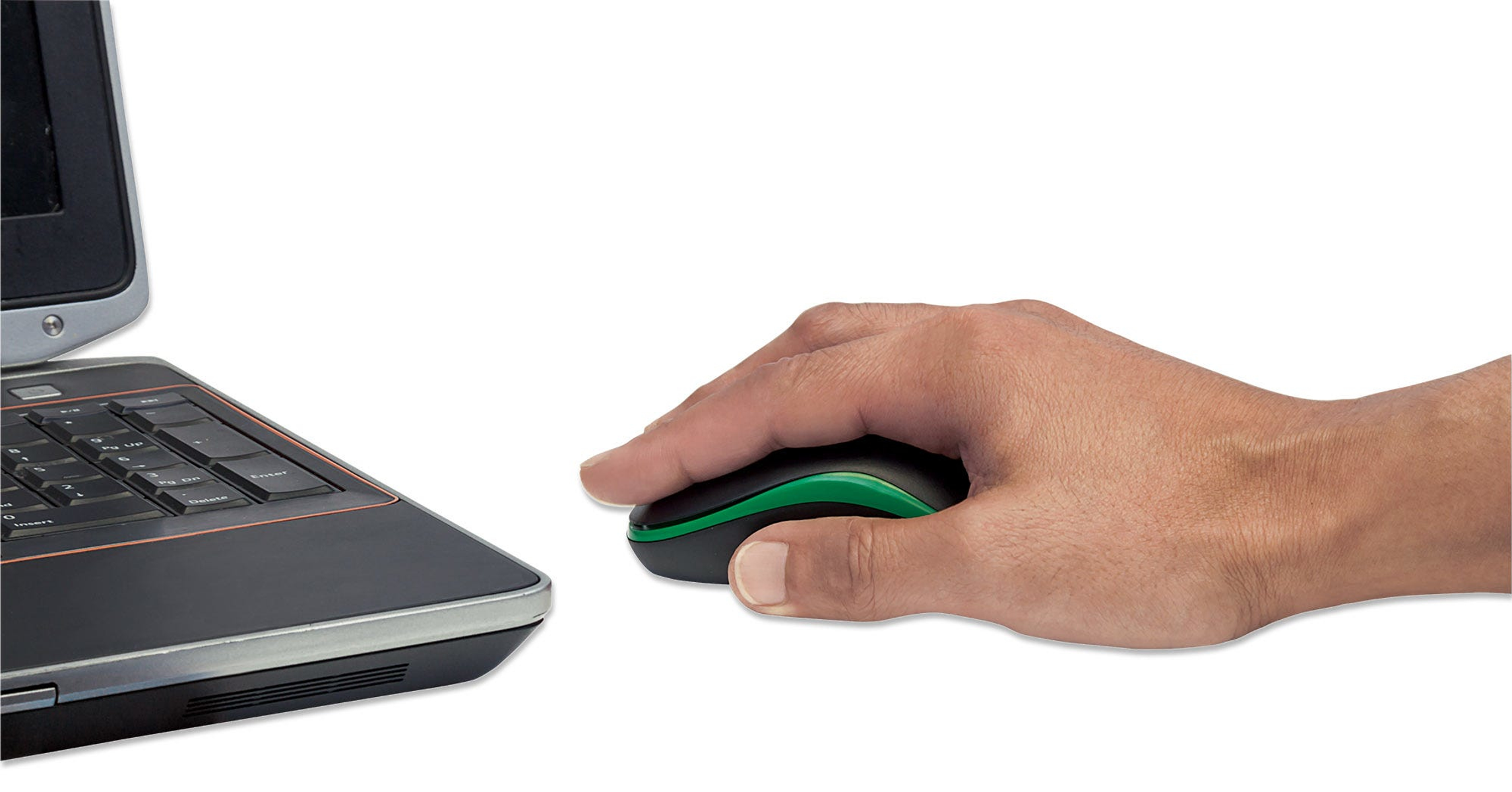 Una mano che usa un mouse nero e verde vicino a un laptop.