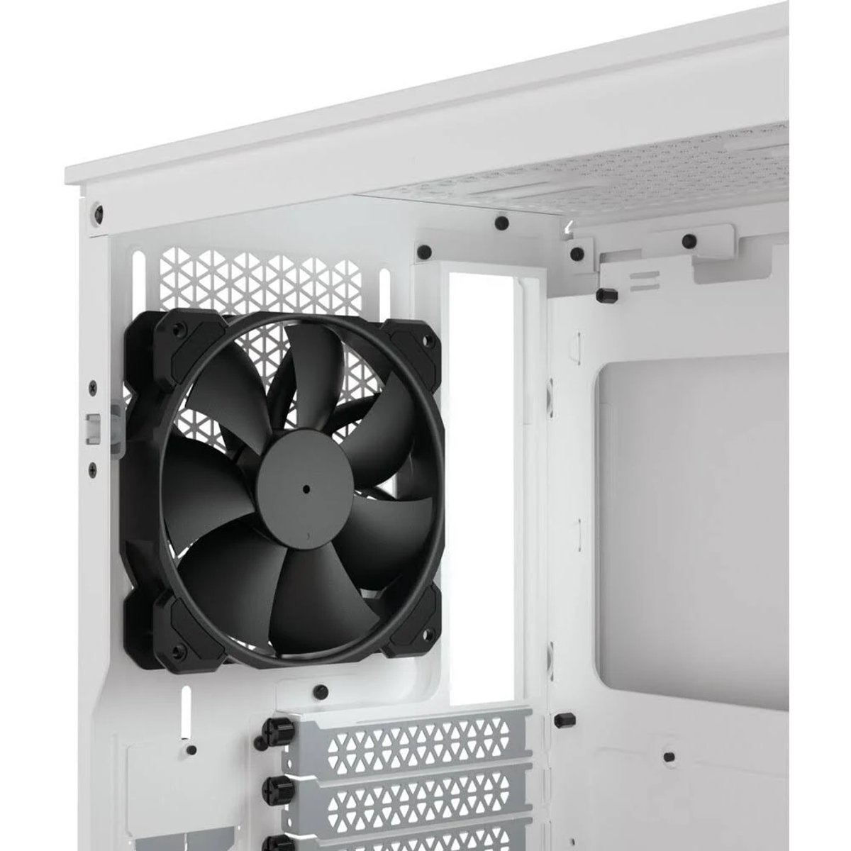 All'interno di un case per computer bianco, una grande ventola nera è montata sul pannello frontale.