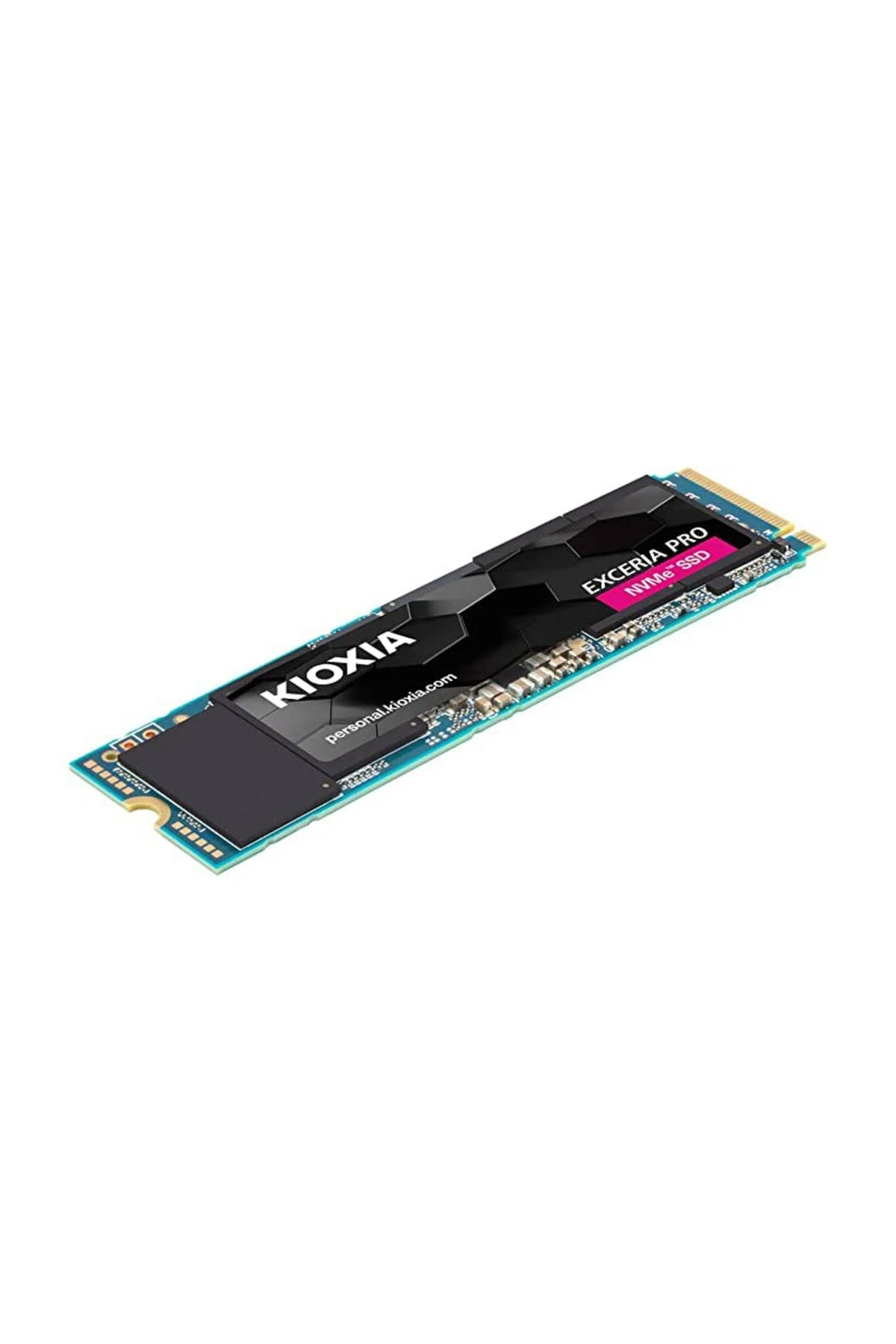 KIOXIA Exceria Pro NVMe SSD. Czarny i niebieski. Tekst na dysku. Widok z kąta. Białe tło.