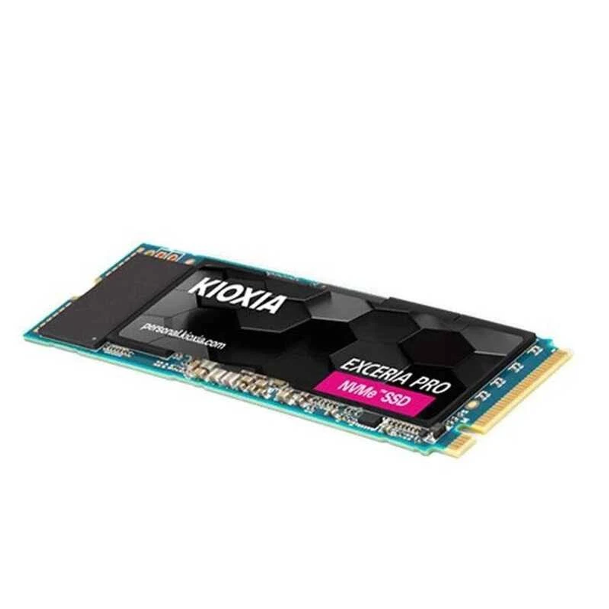 KIOXIA Exceria PRO NVMe SSD na białym tle. Czarna etykieta z różowym tekstem i niebieską płytką.