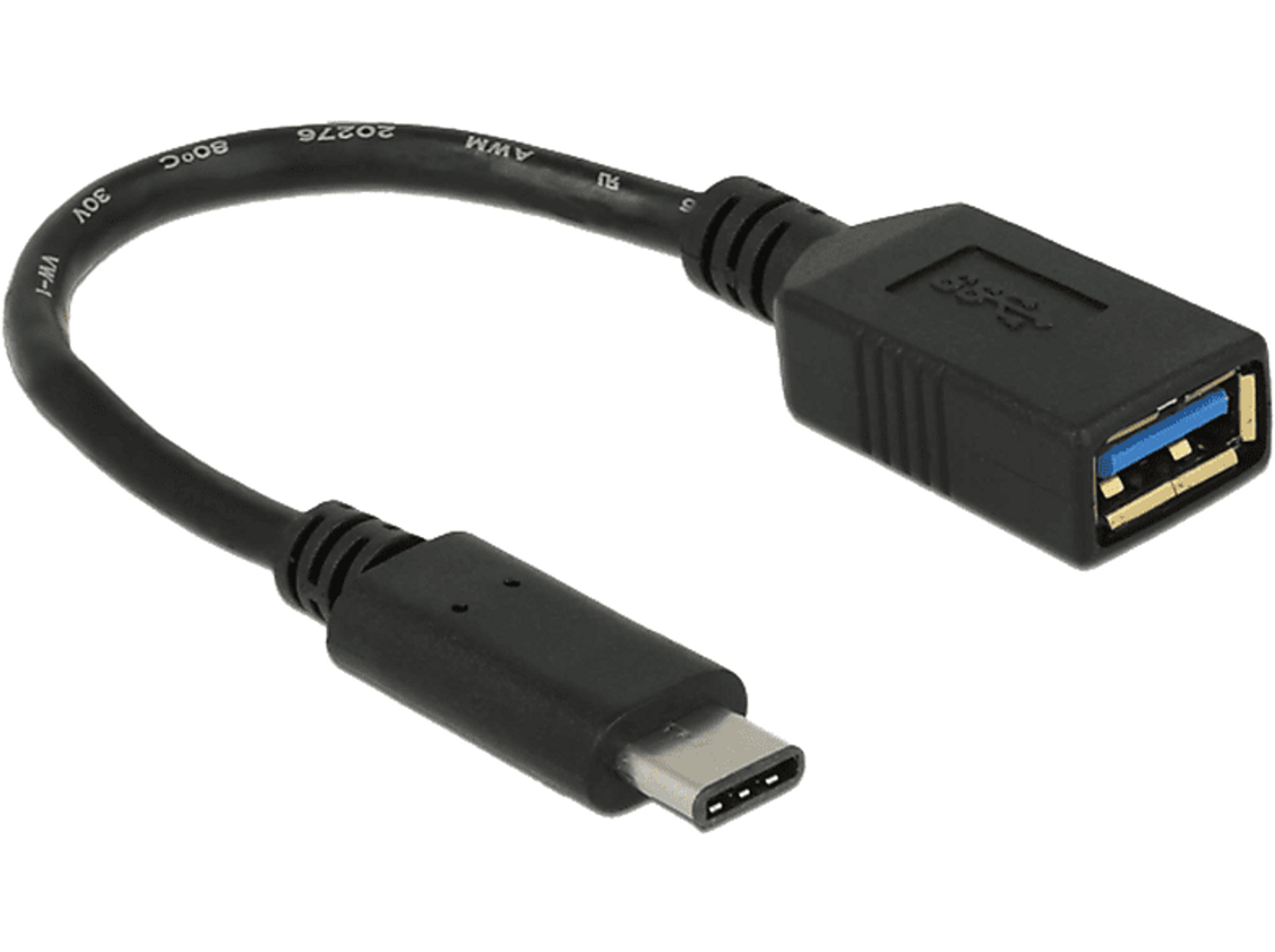 Een zwarte USB-C naar USB-A adapterkabel, in een boog gebogen, op een witte achtergrond.
