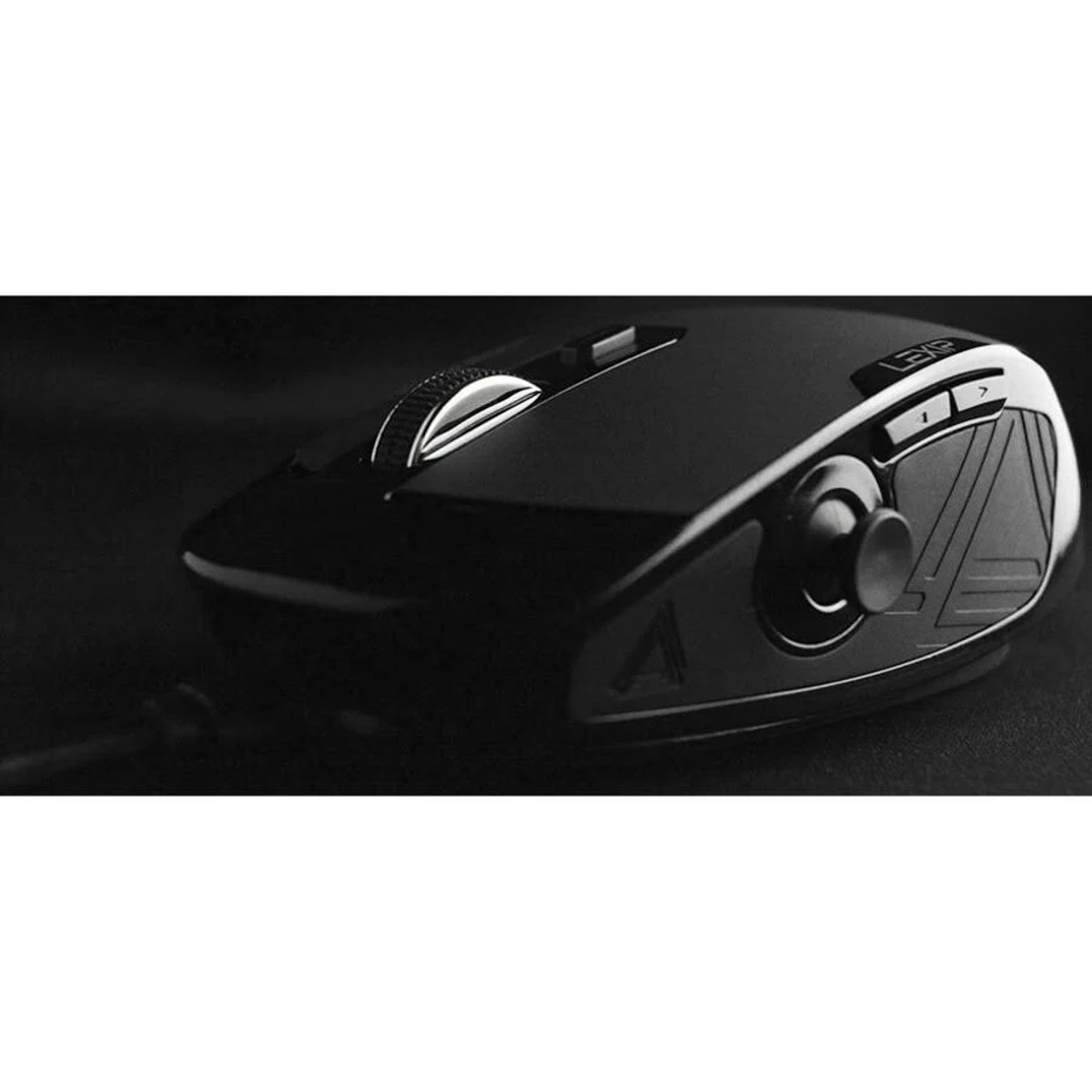 Een zwarte gamingmuis met een scrollwiel en knoppen. Hij ligt op een donker oppervlak.