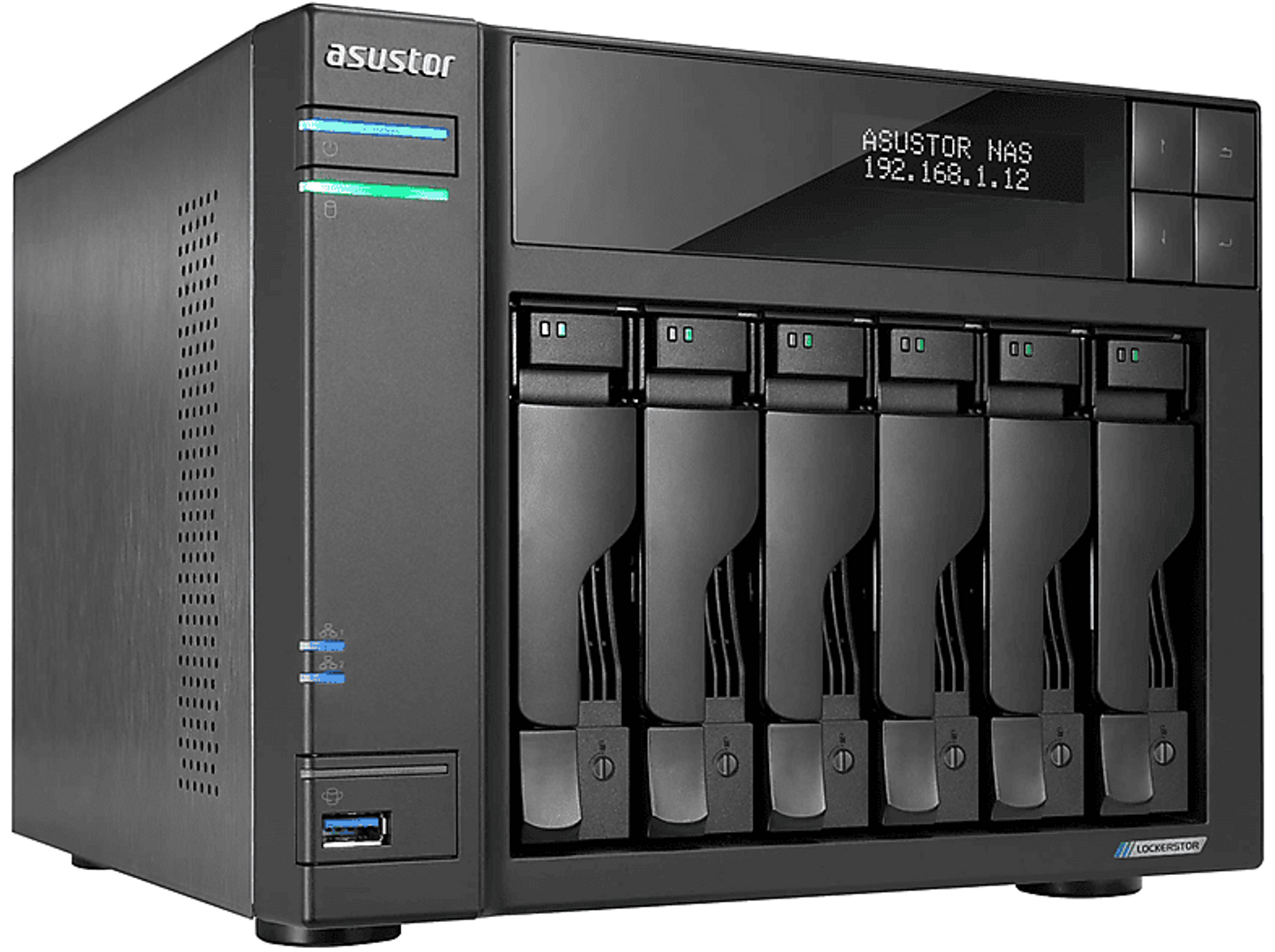 Schwarzes NAS-Gerät mit Display, das IP-Adresse anzeigt, und sechs Laufwerksschächten. Das Asustor-Logo ist sichtbar.