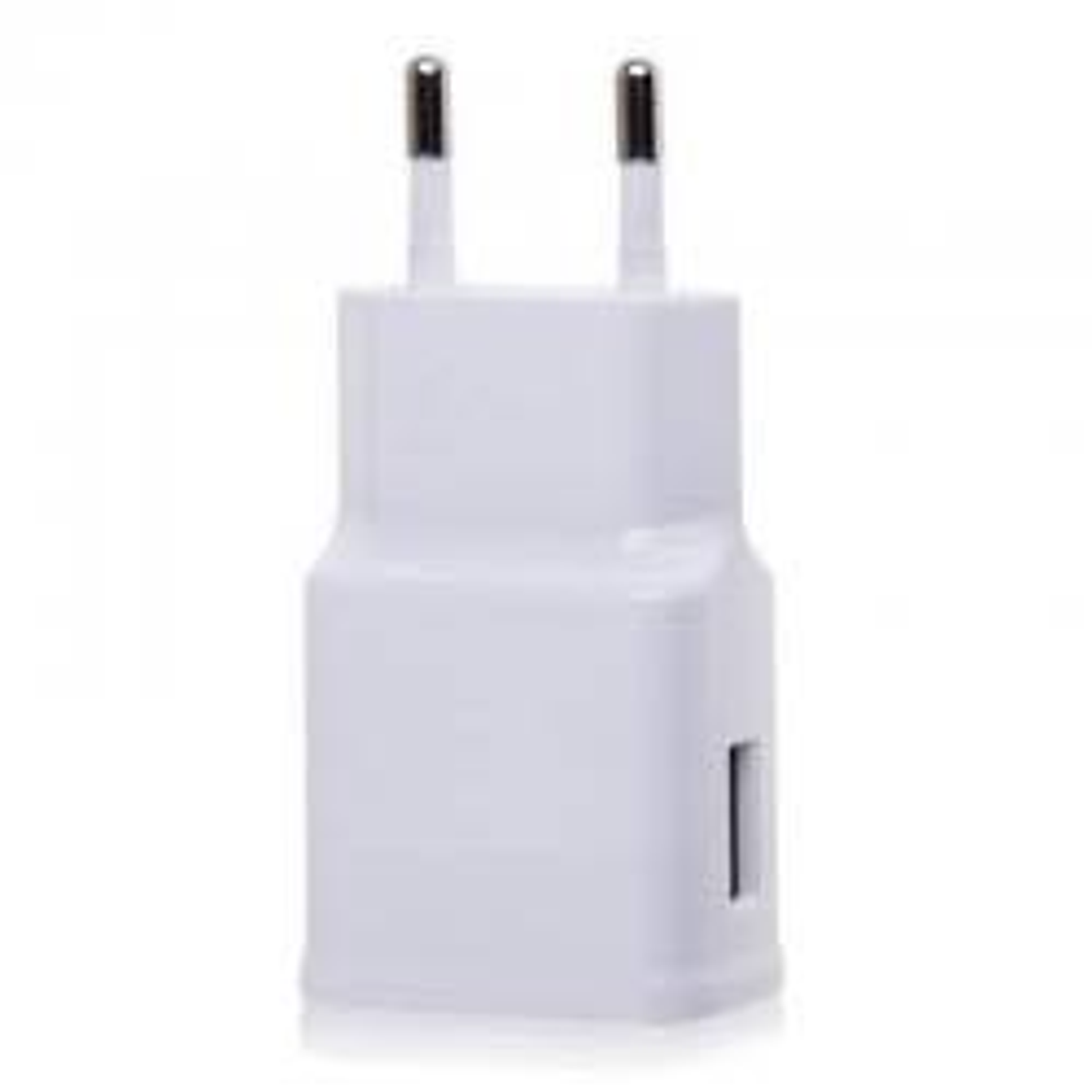 Een witte wandlader met twee pinnen en een USB-poort.