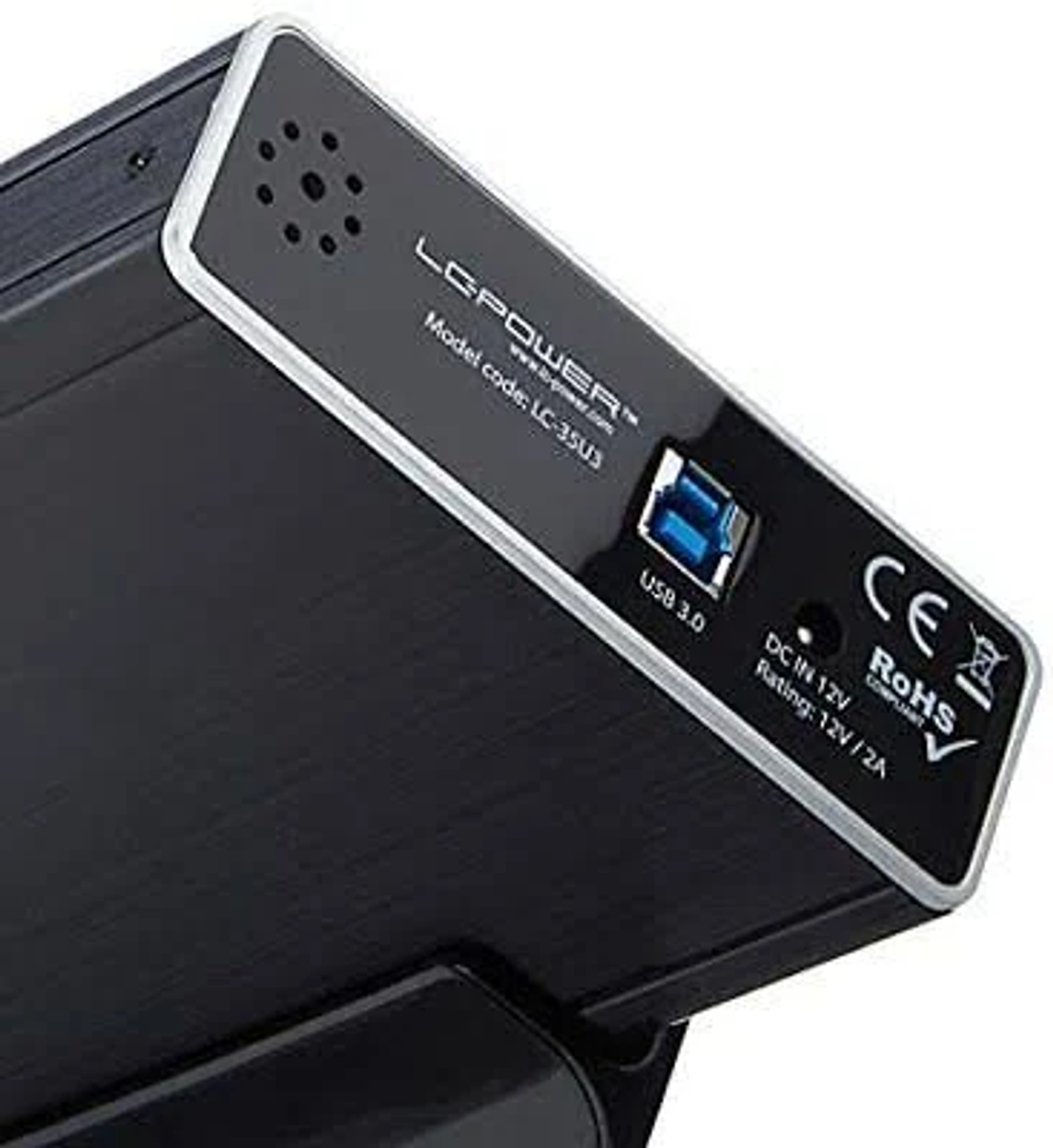 Schwarze externe Festplatte mit USB 3.0-Anschluss und anderen Markierungen.
