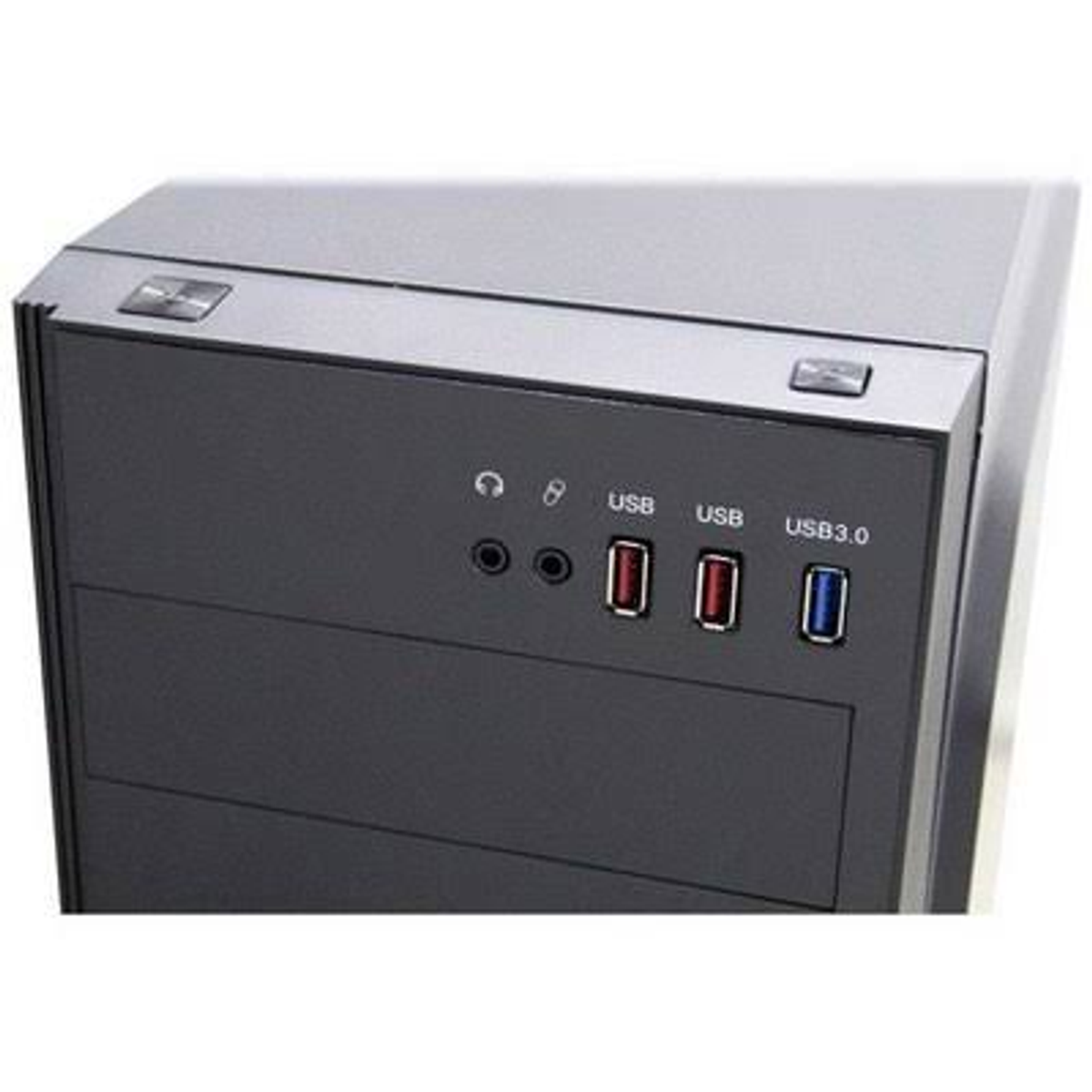 Czarna obudowa komputera z portami USB. Widok z przodu, na białym tle.