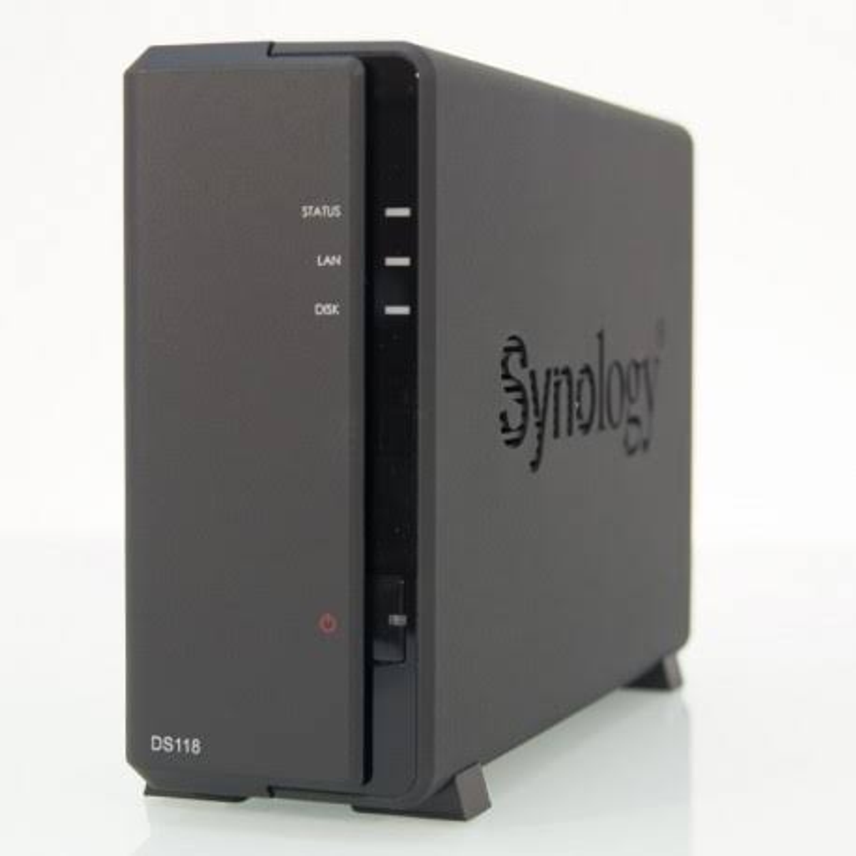 Un dispositivo NAS Synology negro. Tiene luces de estado, el logotipo de Synology y un botón de encendido.