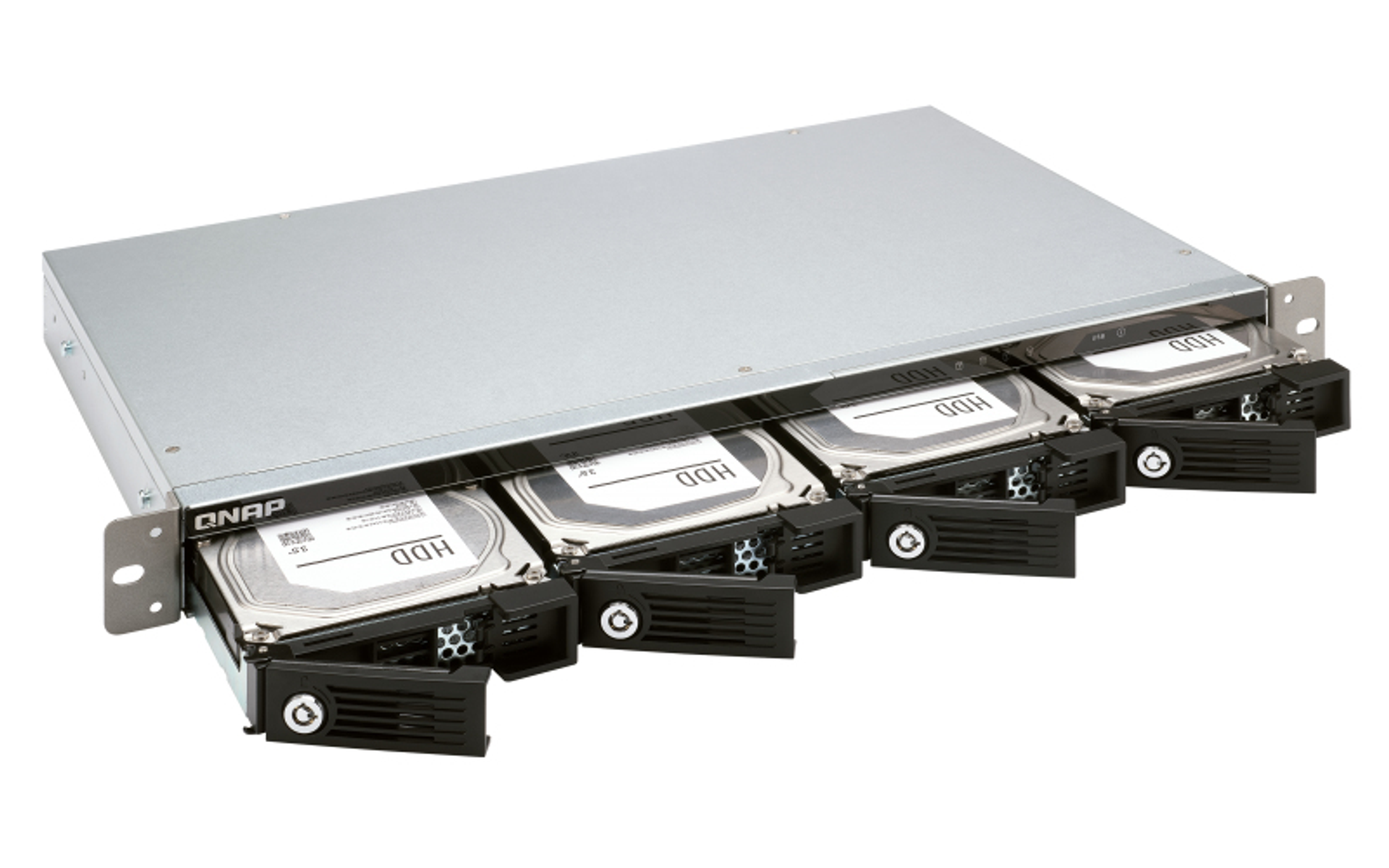 Un server NAS QNAP argentato con cinque HDD parzialmente estratti. Sono visibili i vassoi HDD neri.