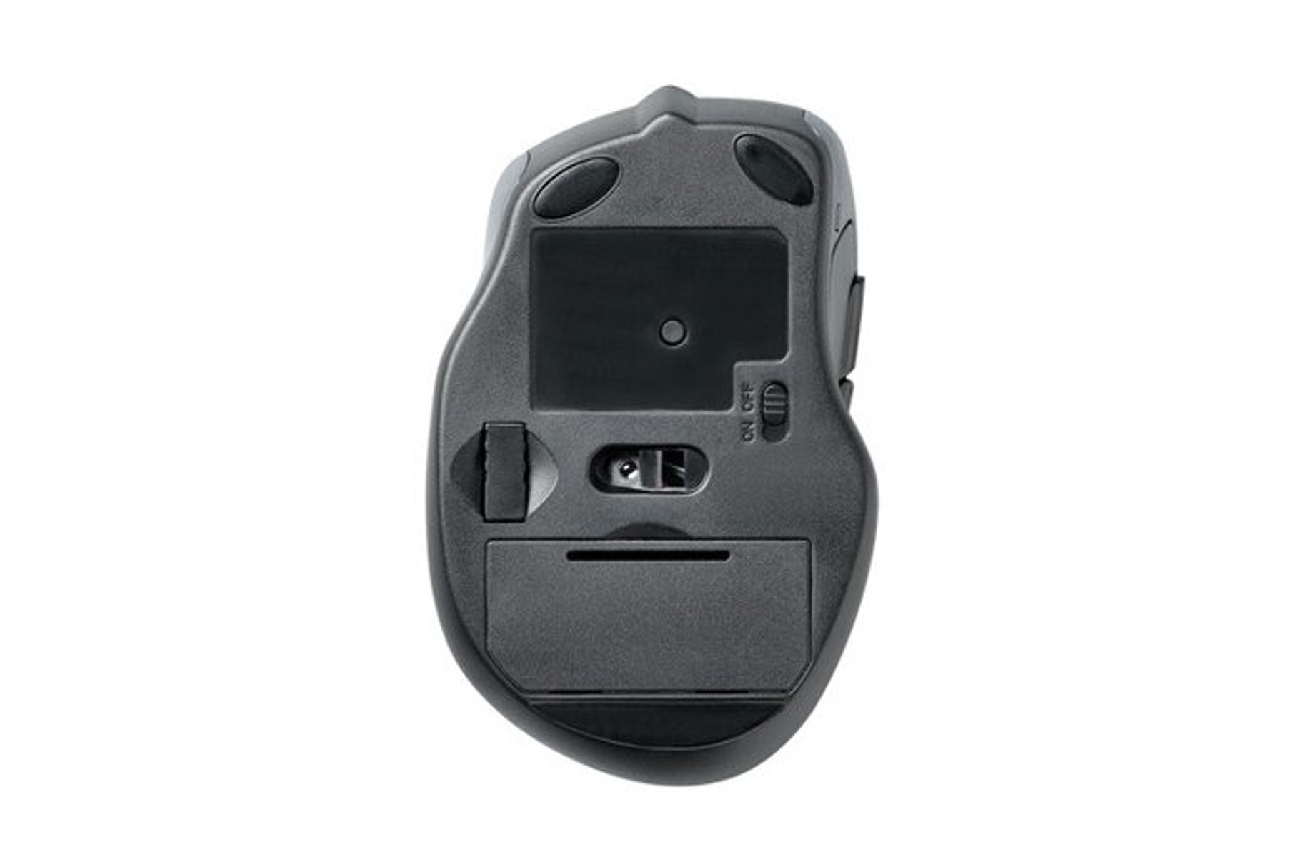 De onderkant van een zwarte draadloze muis. Het heeft knoppen, een batterijvak en een aan/uit schakelaar.