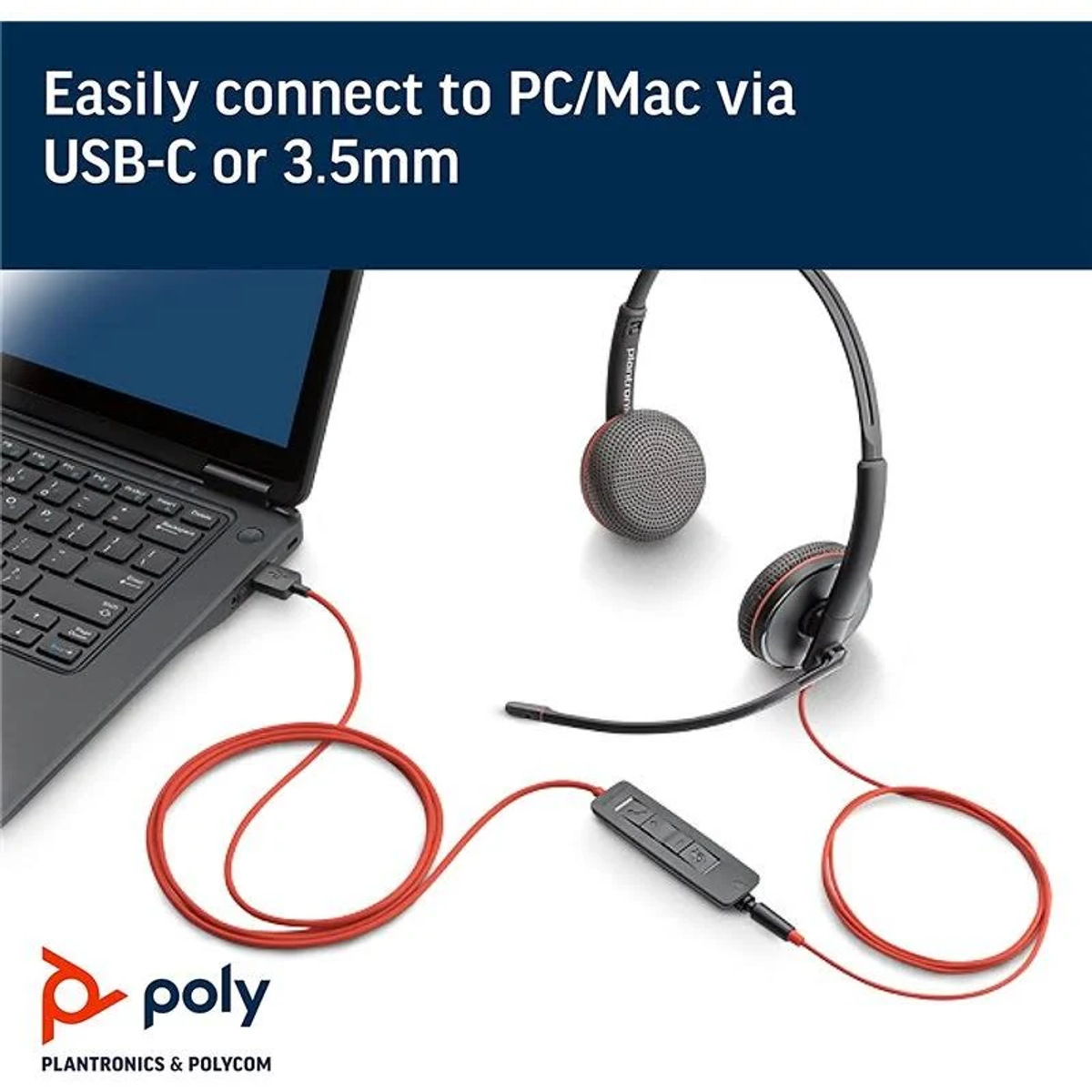 Headset met een rode kabel aangesloten op een laptop. De tekst 