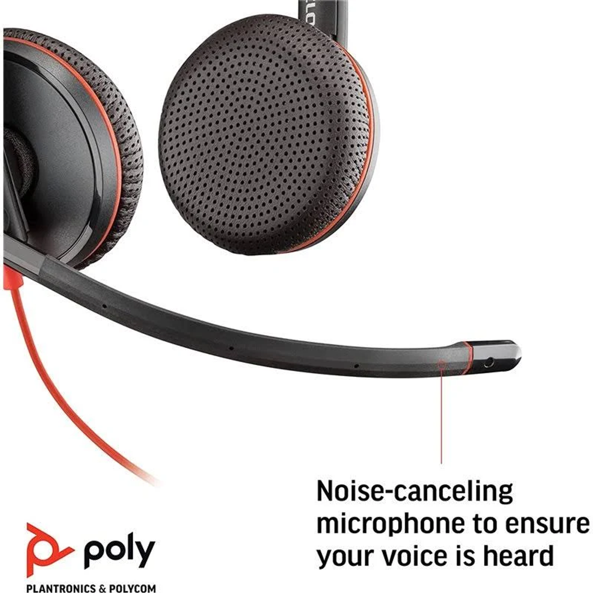 Close-up van een zwarte en rode headset. Een microfoon is bevestigd, met een rode kabel.