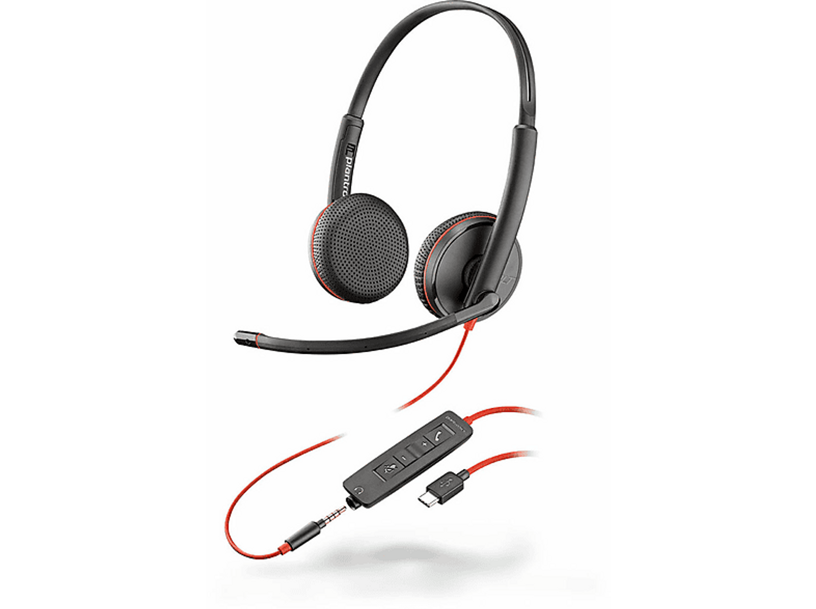 Een zwarte Plantronics headset met rode accenten en een bedieningseenheid op een witte achtergrond.