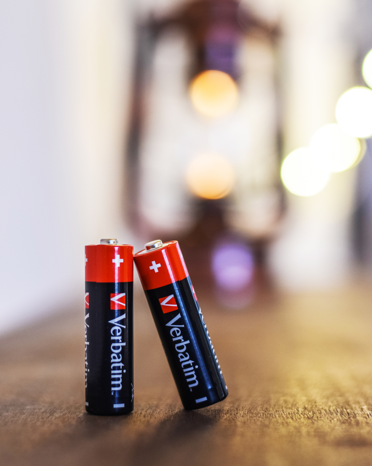 Twee Verbatim AA-batterijen, tegen elkaar aanleunend.