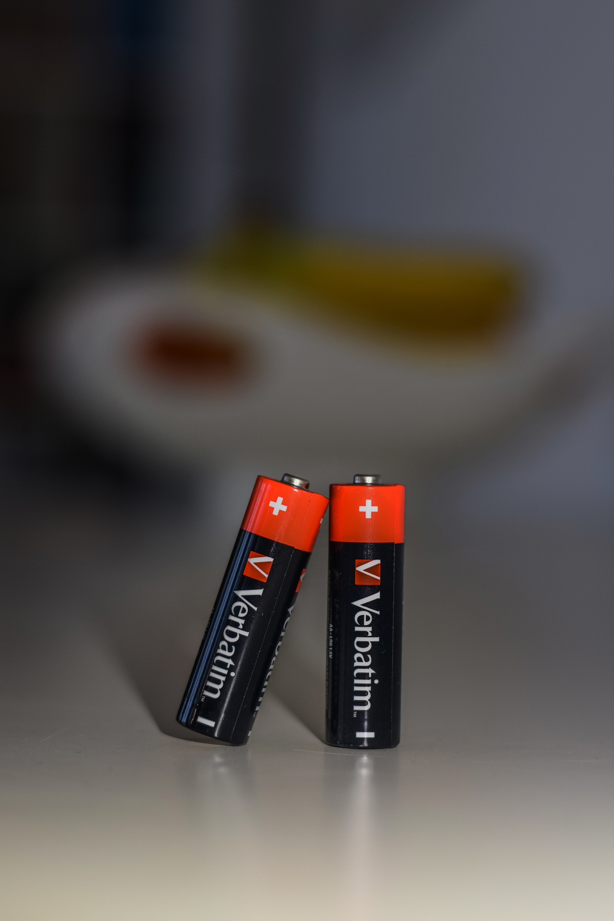 Deux piles AA Verbatim. L'une est droite et l'autre s'appuie contre elle.