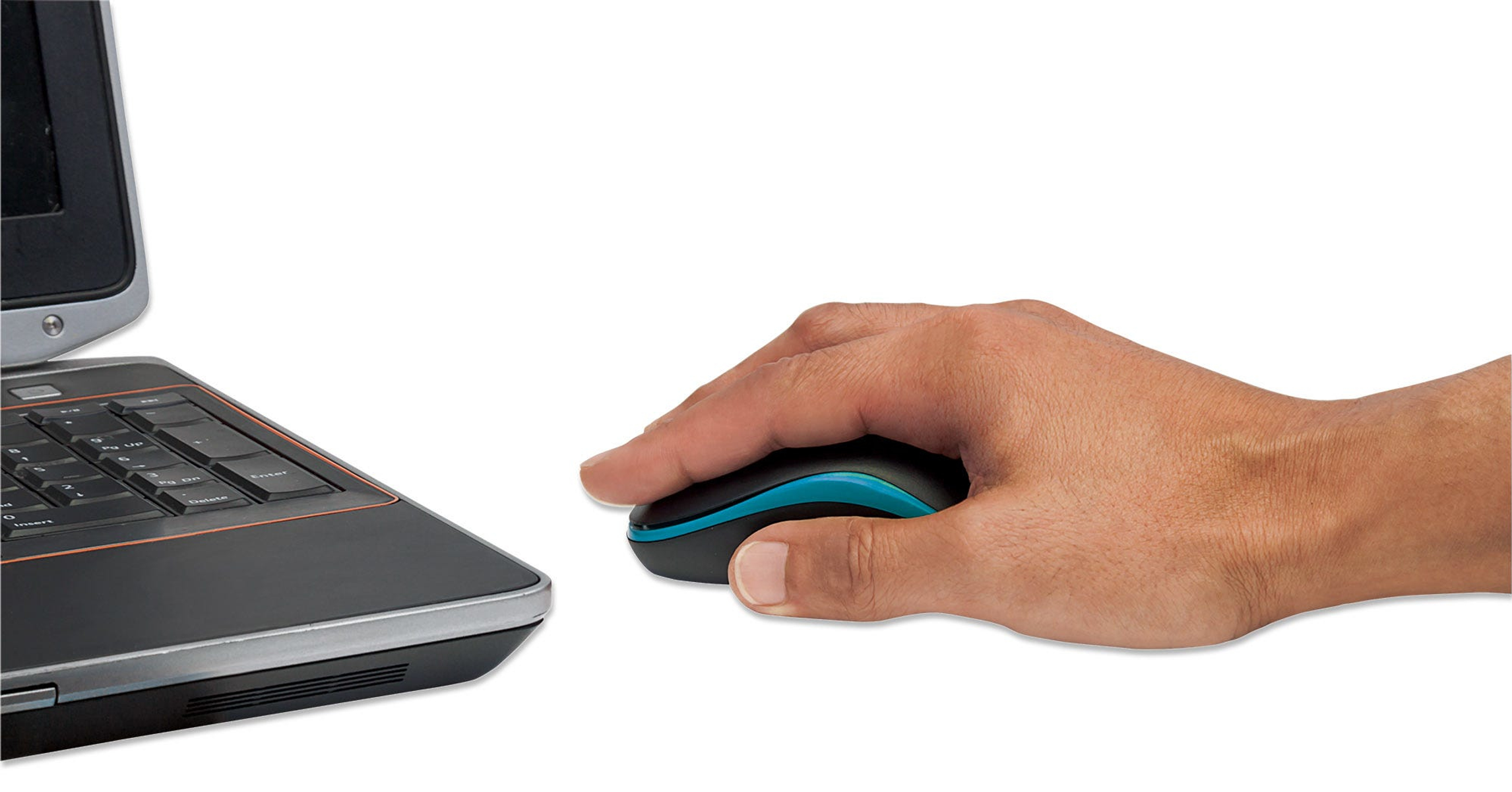 Una mano che usa un mouse per computer nero e blu accanto a un laptop. Il mouse è su una superficie bianca.