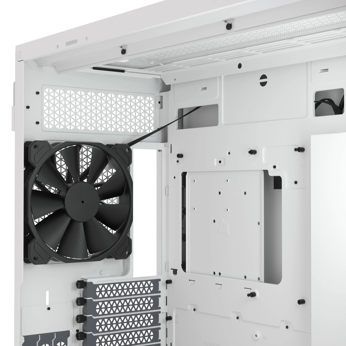 Widok od wewnątrz białej obudowy komputera. Widoczny wentylator i komponenty.