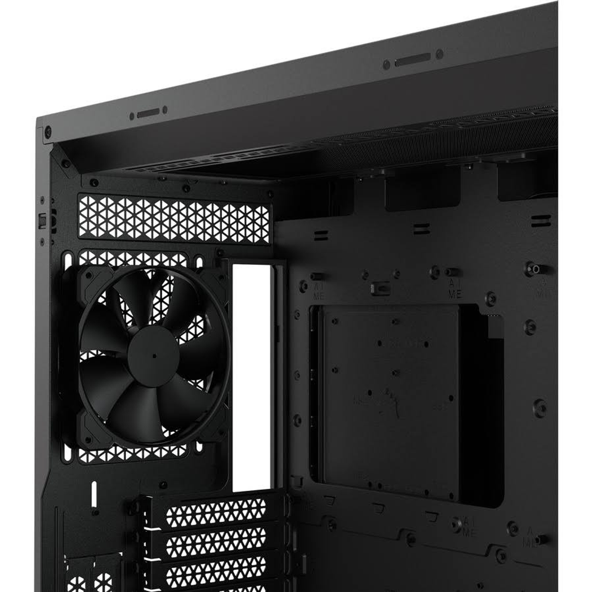 Interior de una caja de ordenador negra. Un ventilador es visible, junto con componentes y paneles perforados.