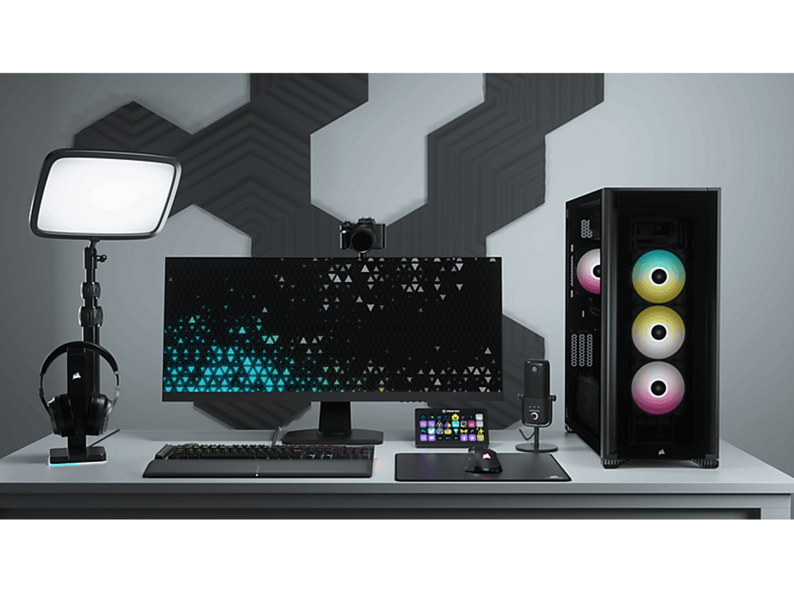 Konfiguracja do gier z komputerem, monitorem, klawiaturą i innymi akcesoriami.