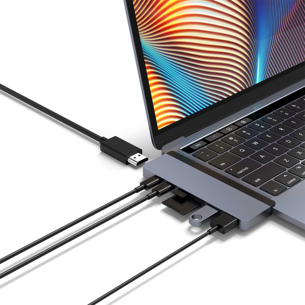 Laptop mit USB-Hub mit vielen angeschlossenen Kabeln. Schwarzer Hintergrund.