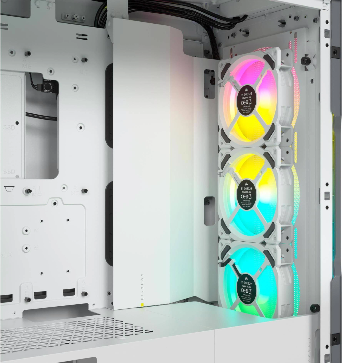 Wewnątrz obudowy komputera z kolorowymi wentylatorami i białą ramą.