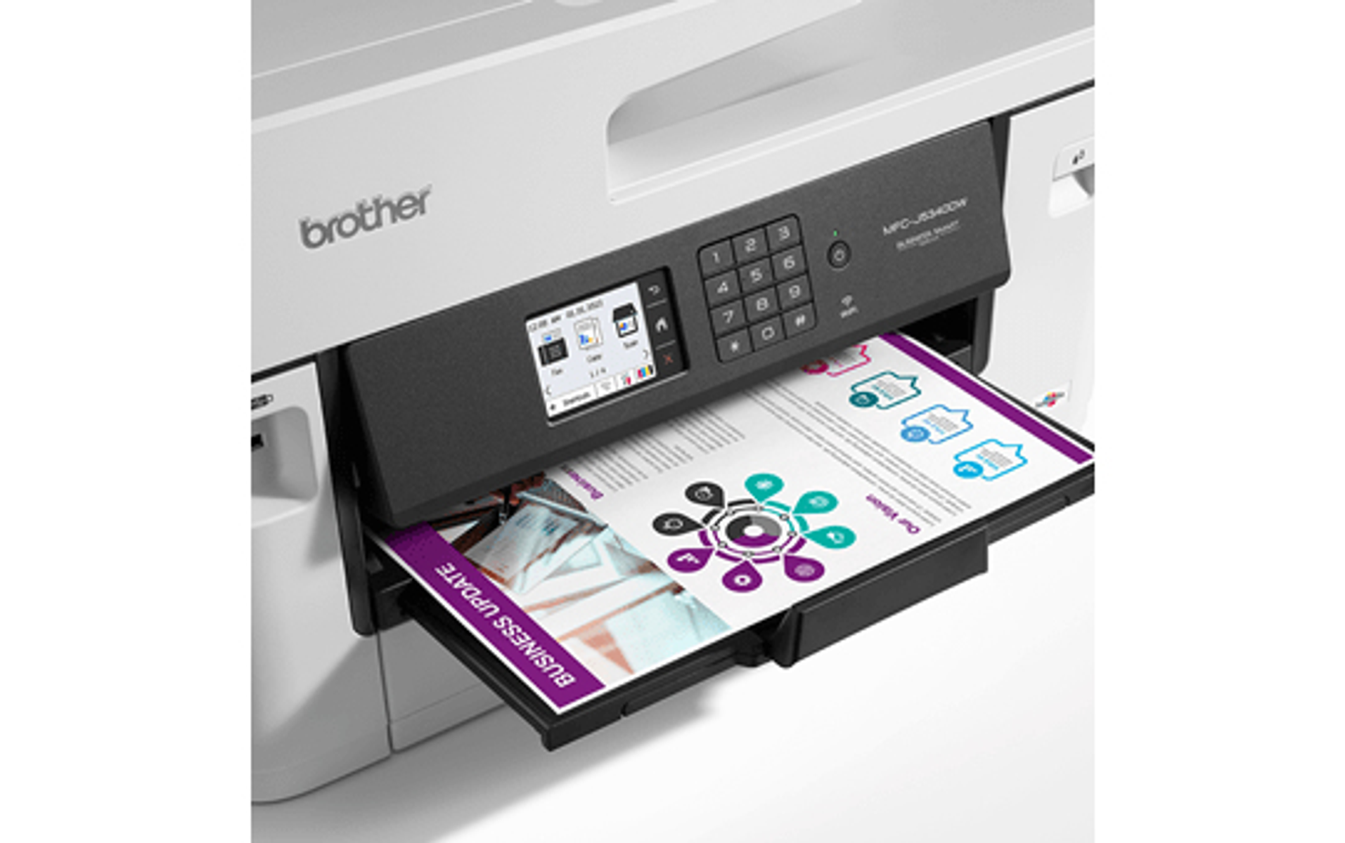 Drukarka Brother drukująca aktualizację biznesową. Czarno-biała drukarka z tacą na dokumenty.