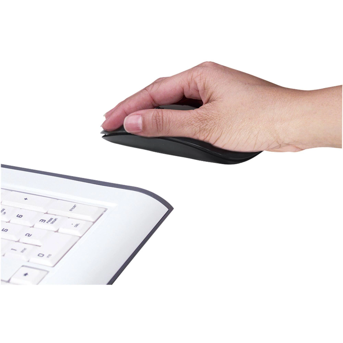 Una mano che tiene un mouse wireless nero accanto a una tastiera del computer.