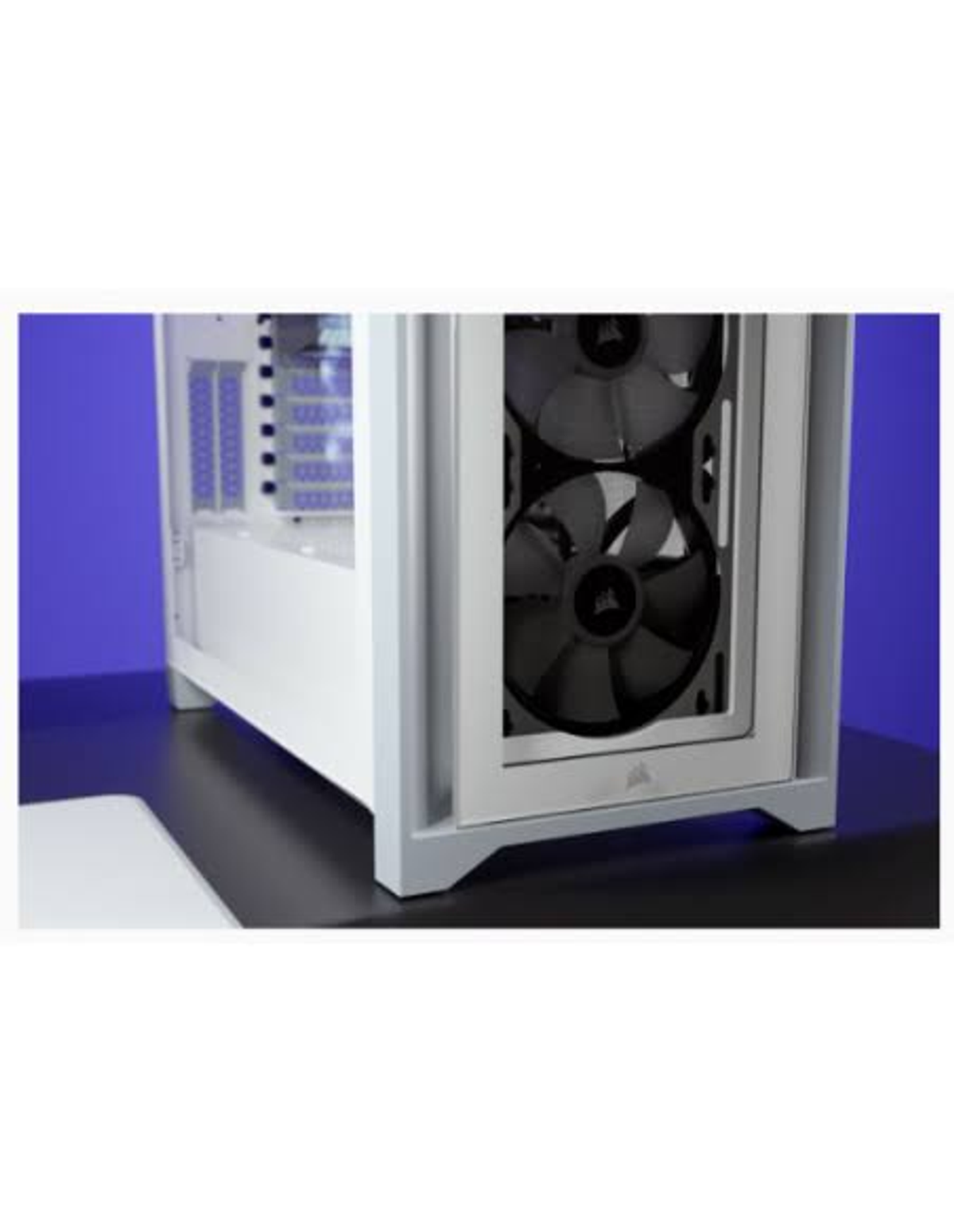 Biała obudowa komputera z dwoma widocznymi czarnymi wentylatorami. Widok wewnętrzny. Niebieskie i czarne tło.