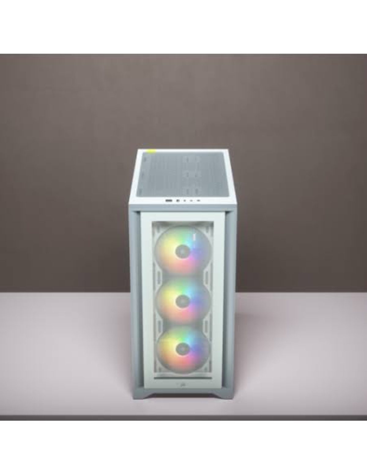 Biała obudowa komputera z trzema wentylatorami RGB widocznymi przez przednią szybę.