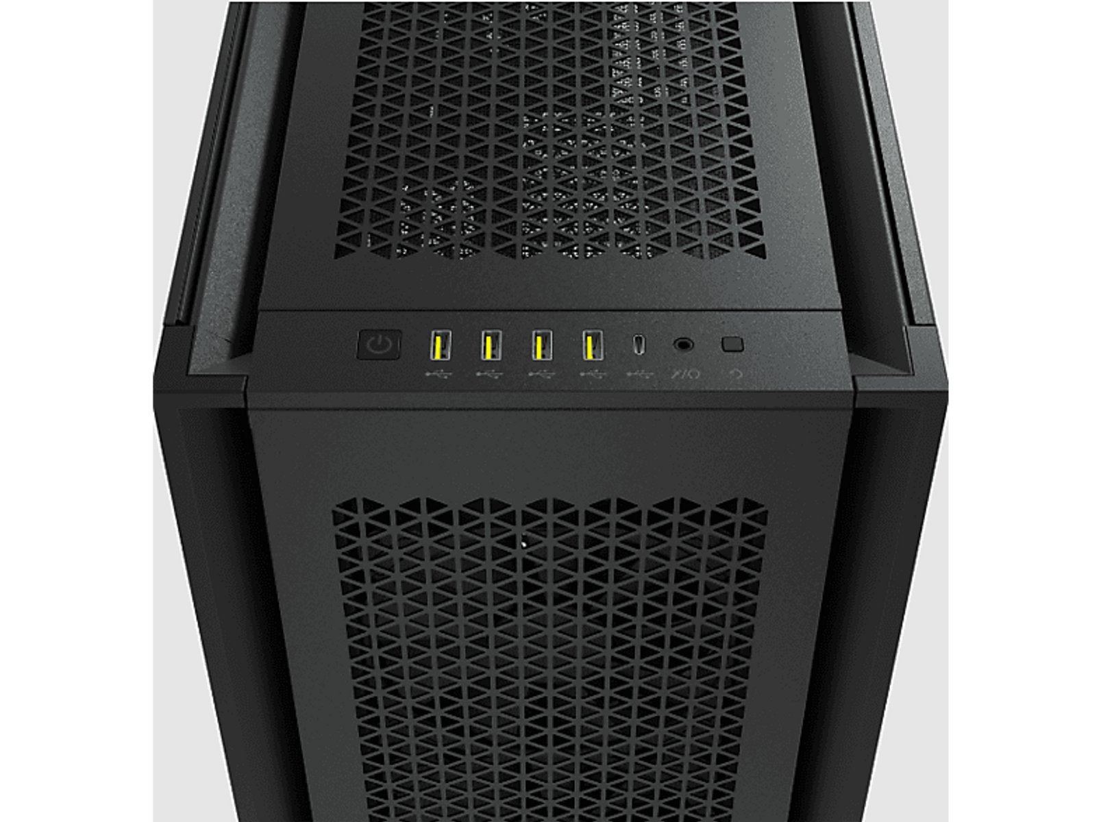 Czarny przód obudowy komputera, z portami USB, przyciskiem zasilania i siatkowym designem.