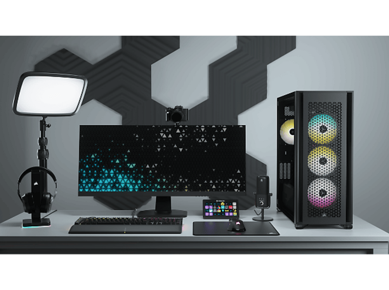 Konfiguracja do gier: komputer, monitor, mikrofon, słuchawki, klawiatura, mysz i światło.