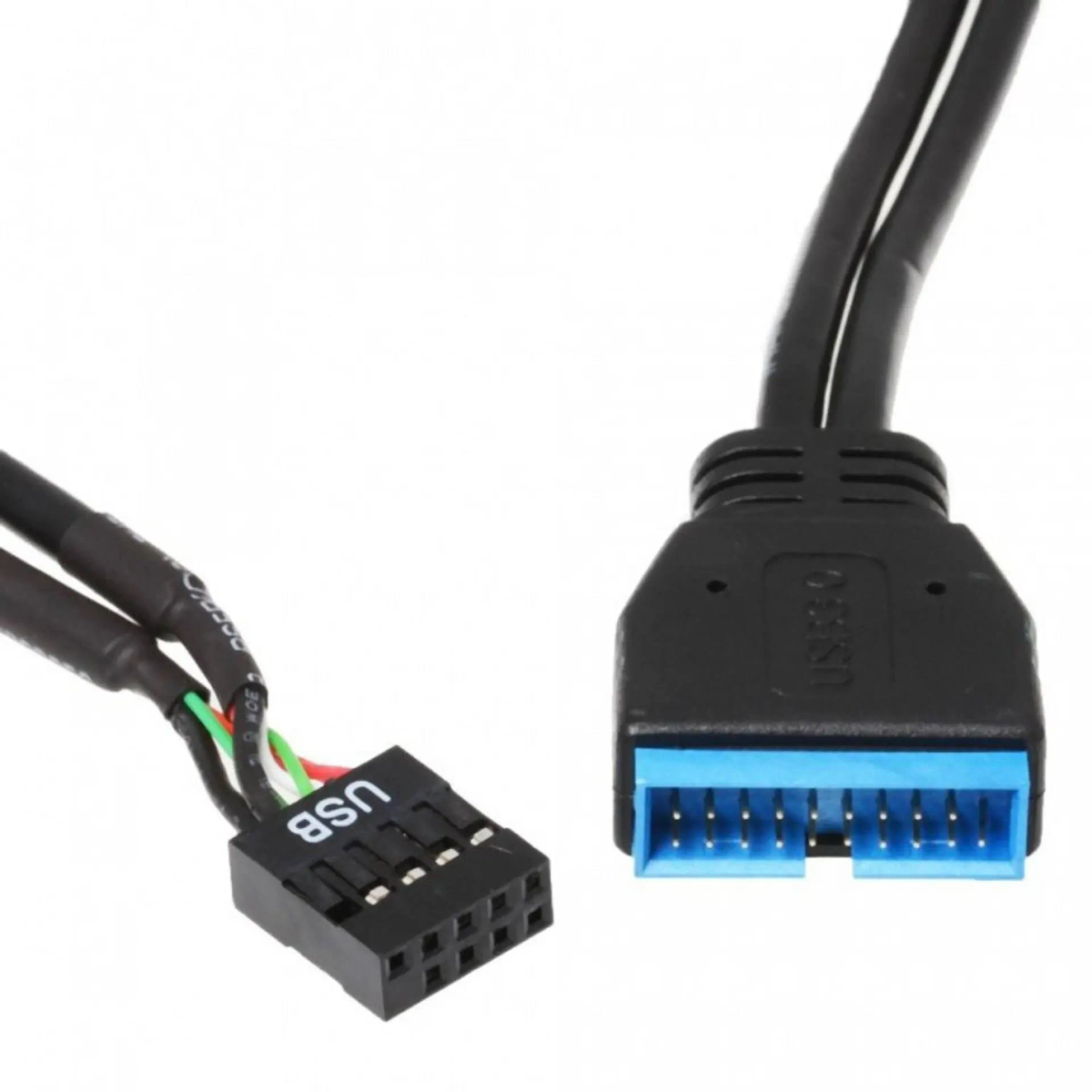 Nahaufnahme eines USB 3.0-Anschlusses und eines USB-Header-Kabels. Weißer Hintergrund.