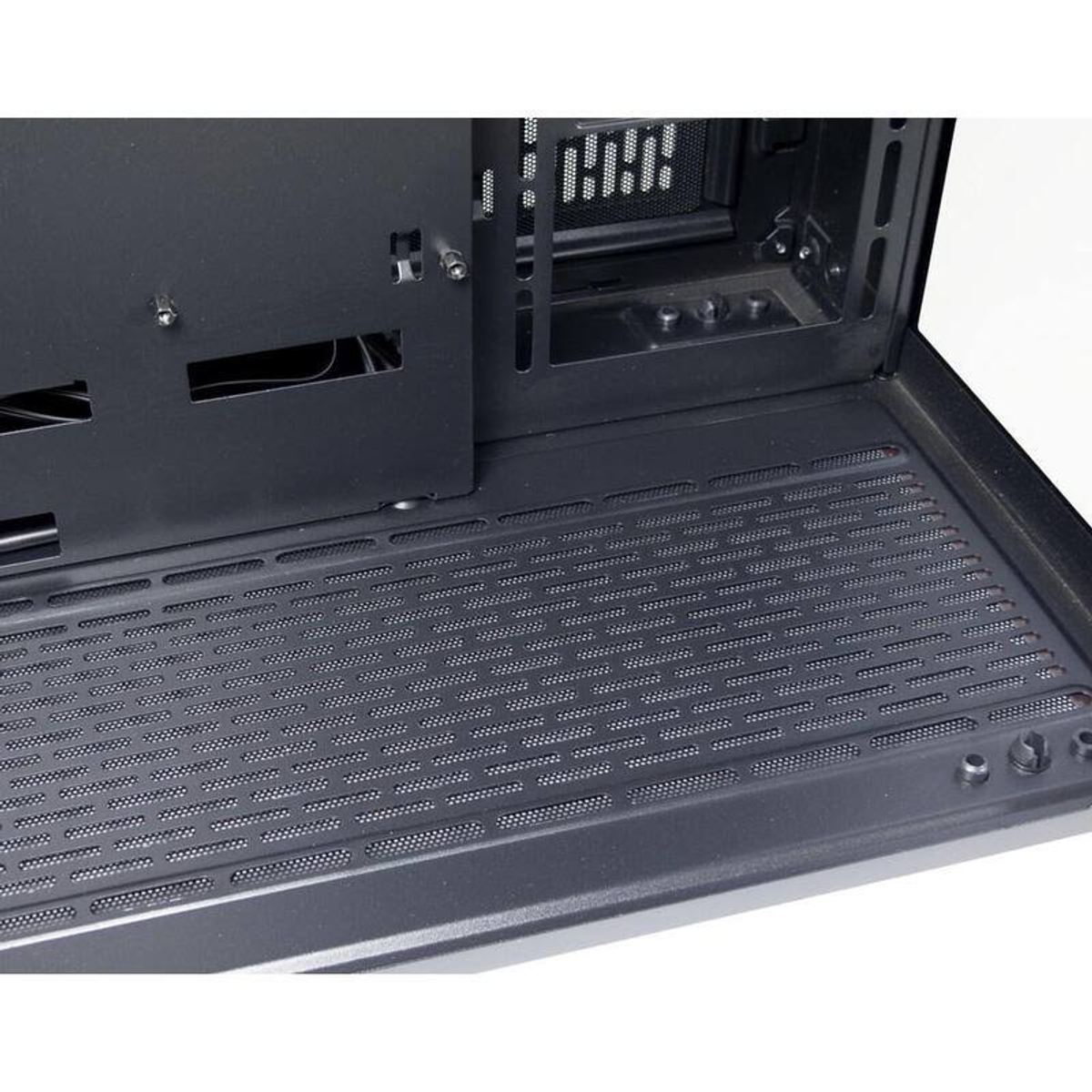 Offenes Computergehäuse mit detailliertem perforiertem Metall. Weißer Hintergrund.