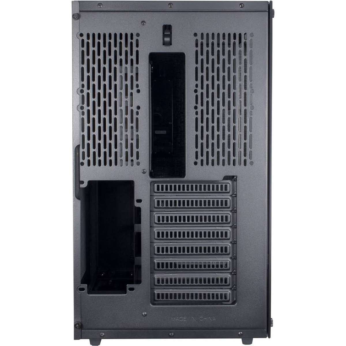 Schwarze PC-Gehäuserückseite mit Öffnungen. Weißer Hintergrund.