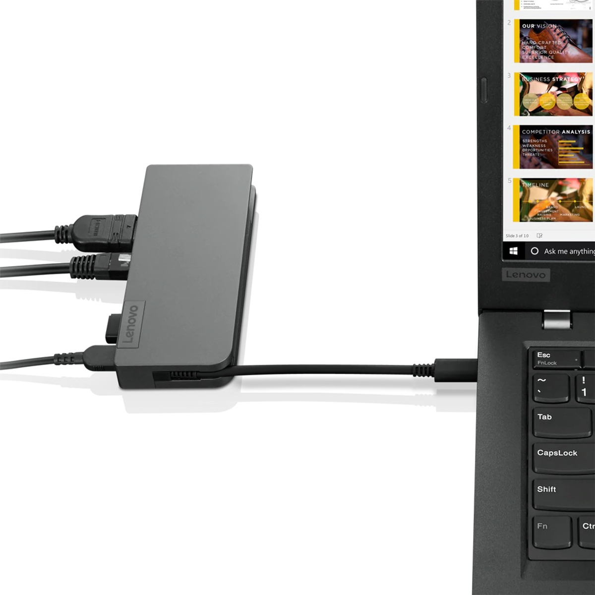 Un laptop collegato a una docking station Lenovo con cavi. Una presentazione sullo schermo.
