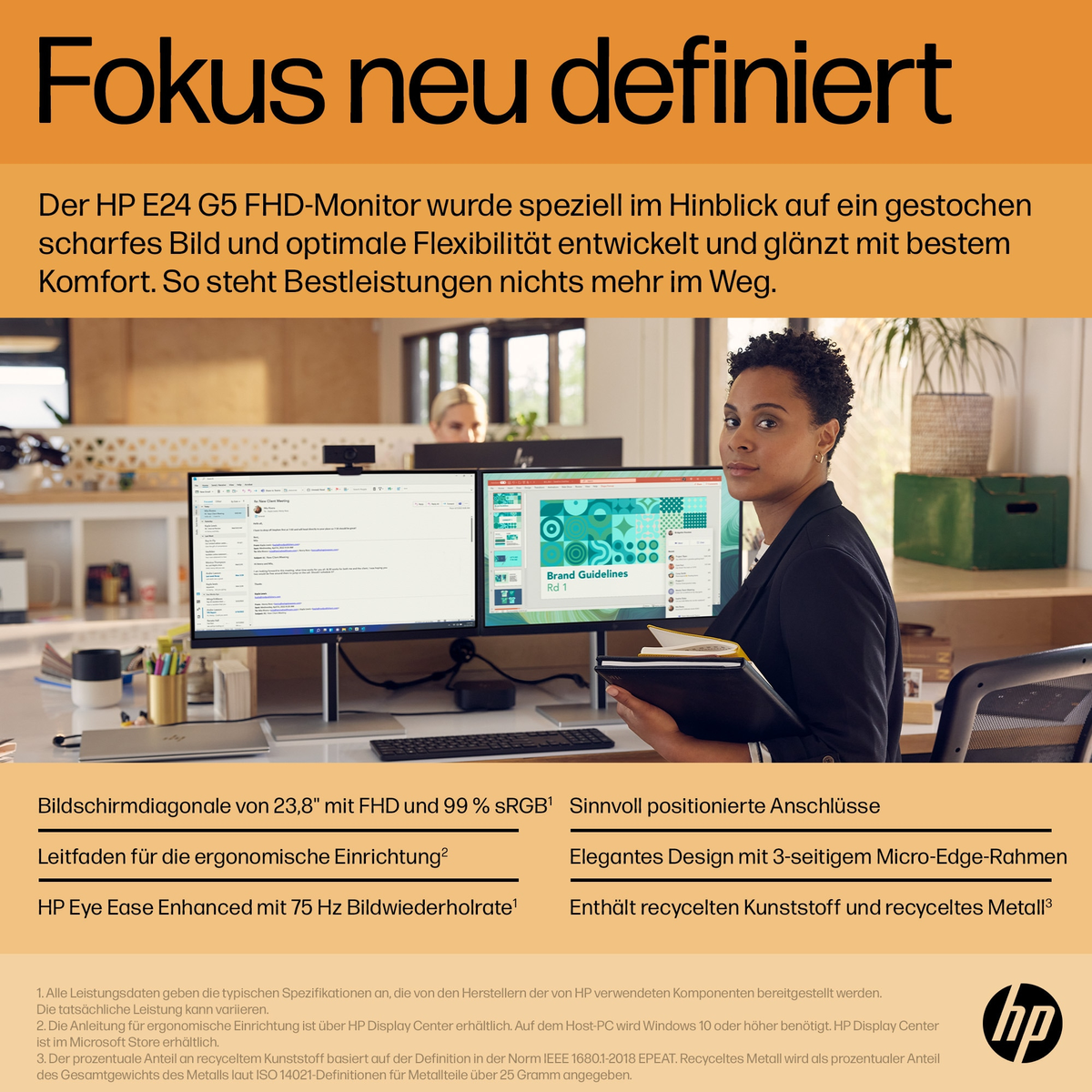 Eine Frau, die zwei Computermonitore betrachtet. Beide Bildschirme zeigen Informationen.