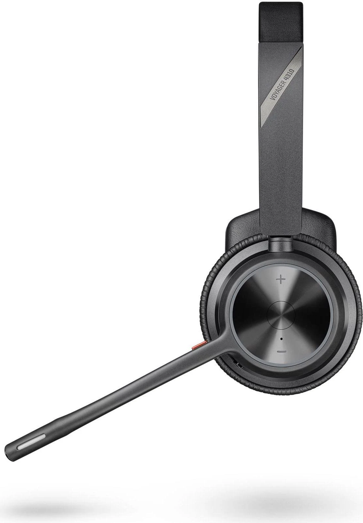 Casque avec microphone. Principalement noir avec des accents argentés. Le microphone s'étend de l'écouteur droit.