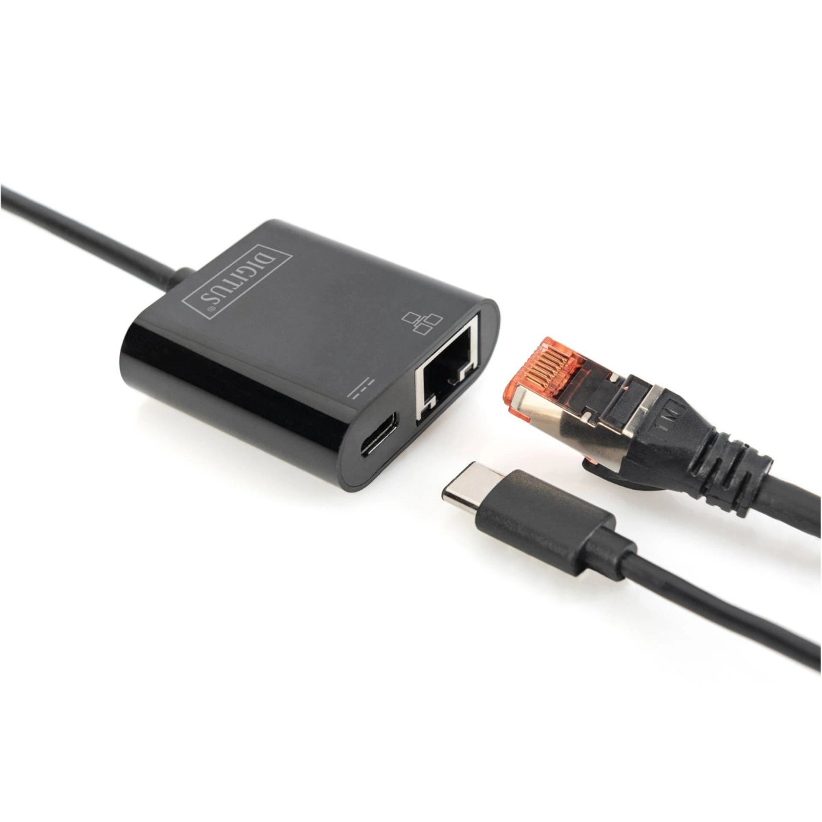 Schwarzer Digitus Ethernet-Adapter mit USB-C- und Ethernet-Kabel, auf Weiß.