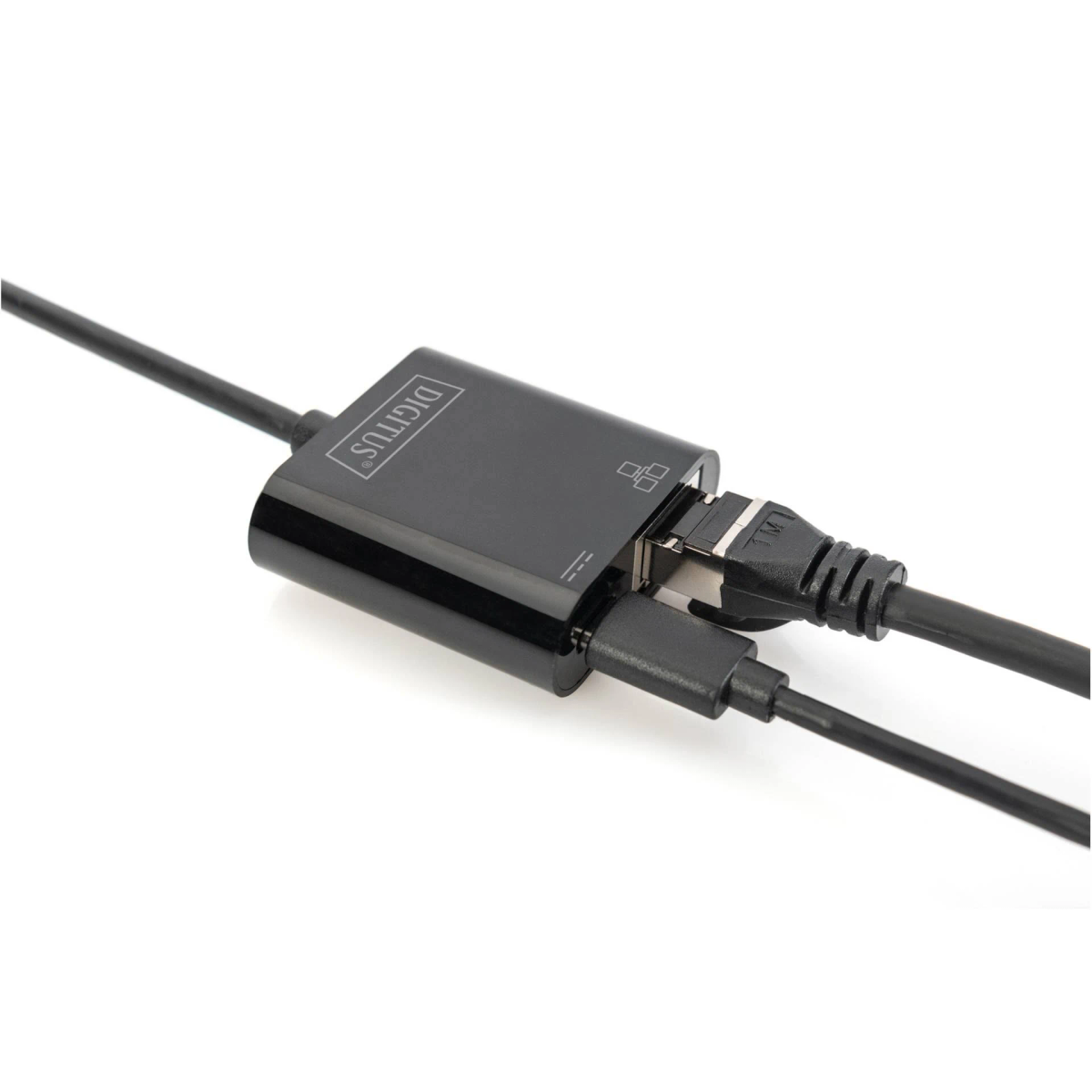 Schwarzer Digitus-Adapter mit Kabeln: RJ45, USB-C. Weißer Hintergrund.
