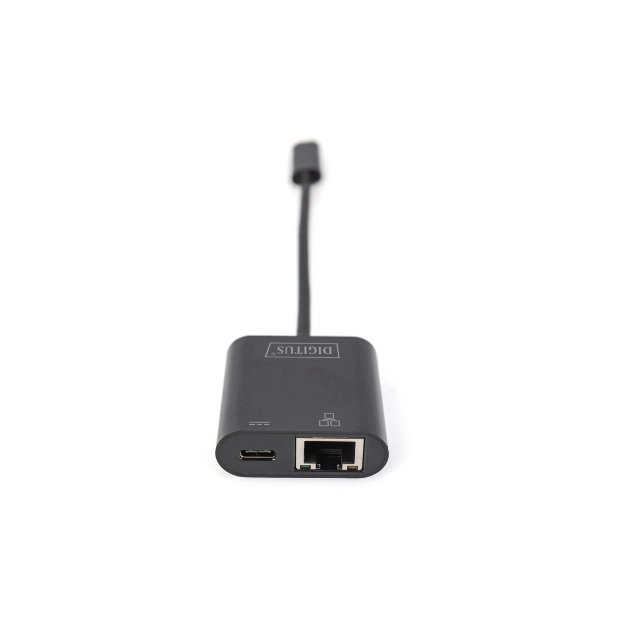 Schwarzer Adapter mit USB-C- und Ethernet-Anschluss. Ein schwarzes Kabel ist angeschlossen. Weißer Hintergrund.