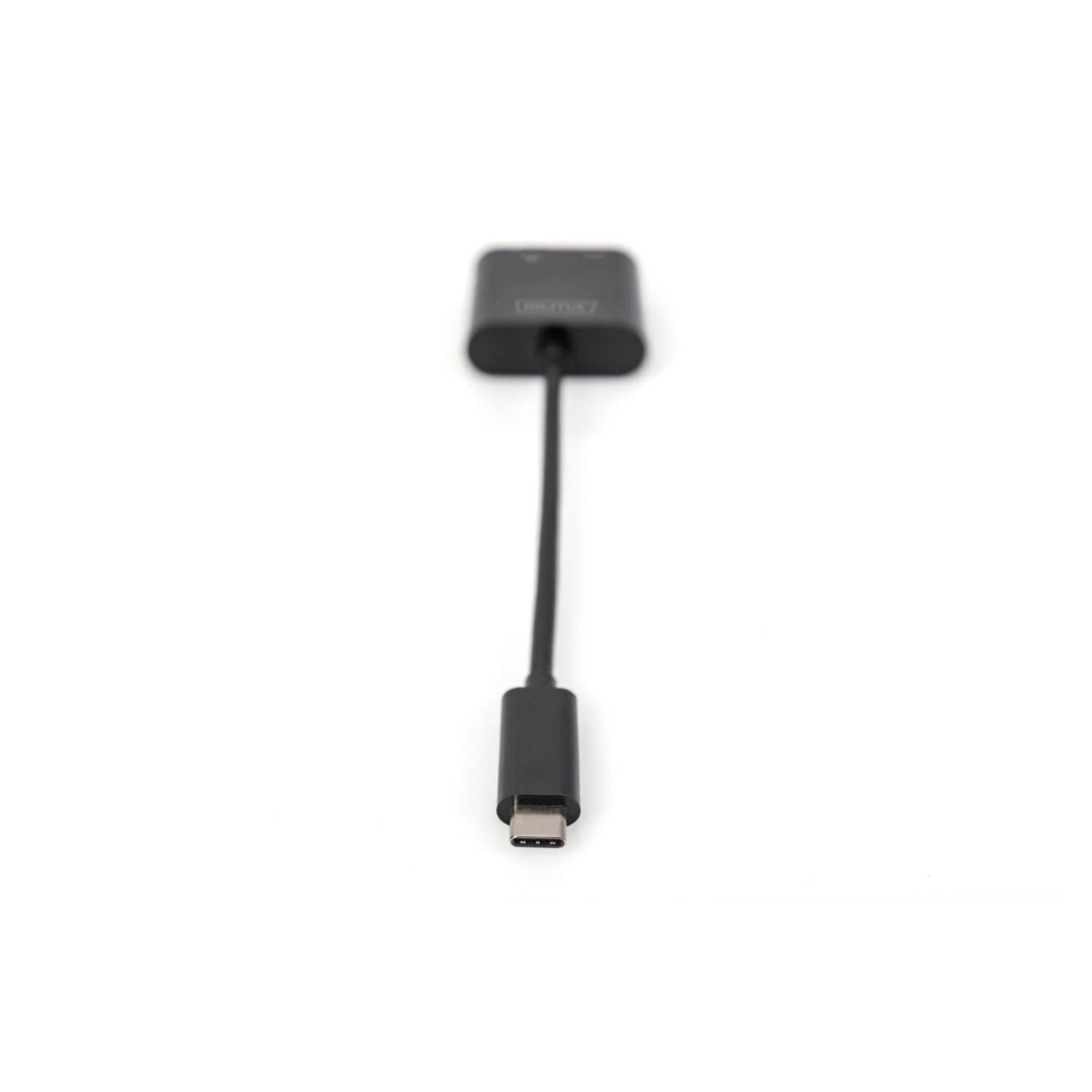Schwarzer USB-C-Adapter mit schwarzem Kabel. Weißer Hintergrund. Der Adapter ist im Fokus.
