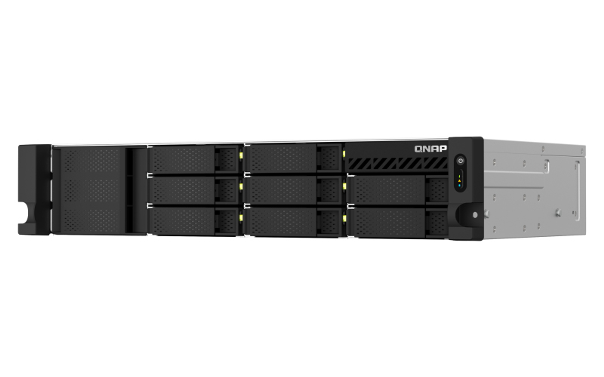 Schwarzes und graues QNAP NAS-Gerät mit mehreren Laufwerksschächten und einem Power-Button.