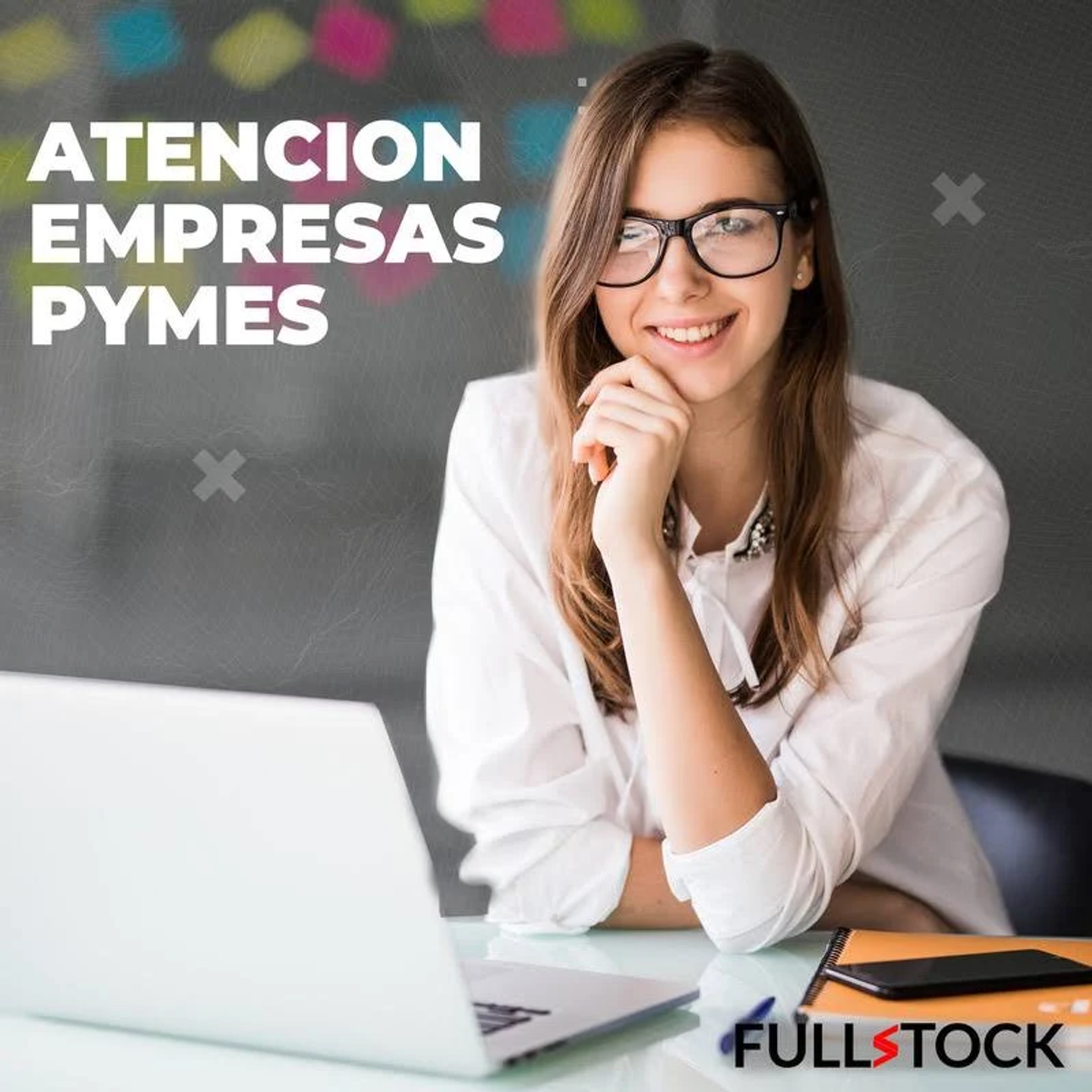 Kobieta w okularach uśmiecha się. Siedzi przy biurku z laptopem i notatnikiem, tekst w języku hiszpańskim.