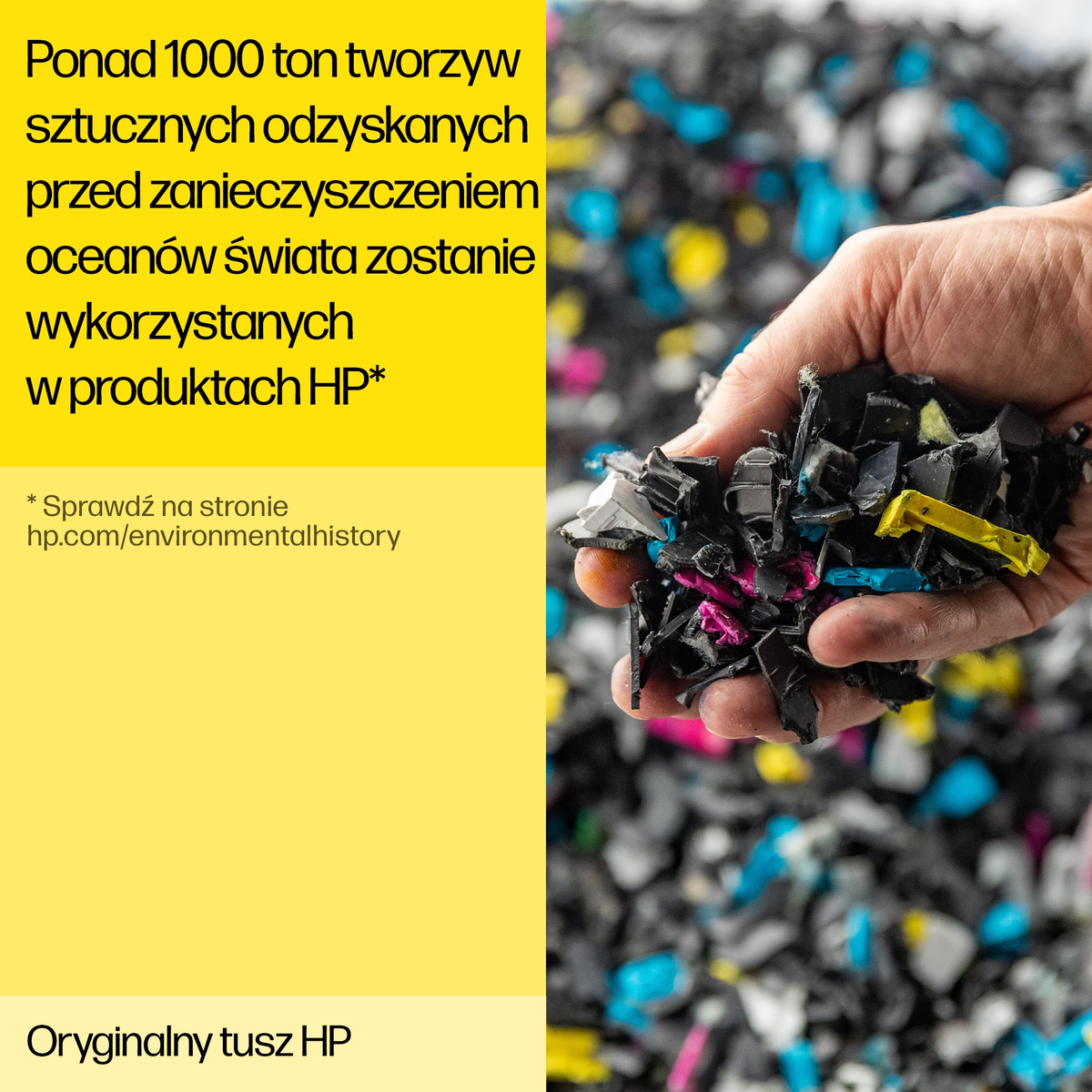 Dłoń trzymająca kawałki przetworzonego plastiku. Tekst na żółtym tle: HP używa przetworzonego plastiku z oceanów w produktach.