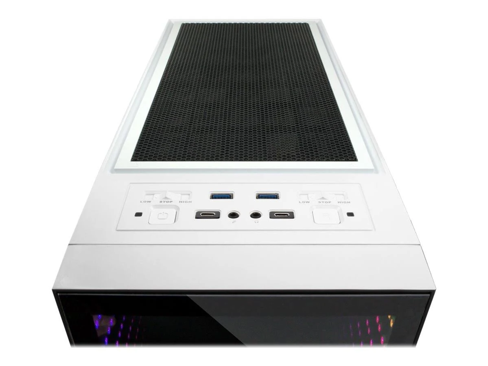 Obudowa komputera z góry. Jest biała, z siatkowym wierzchem i kilkoma portami i przyciskami z przodu.
