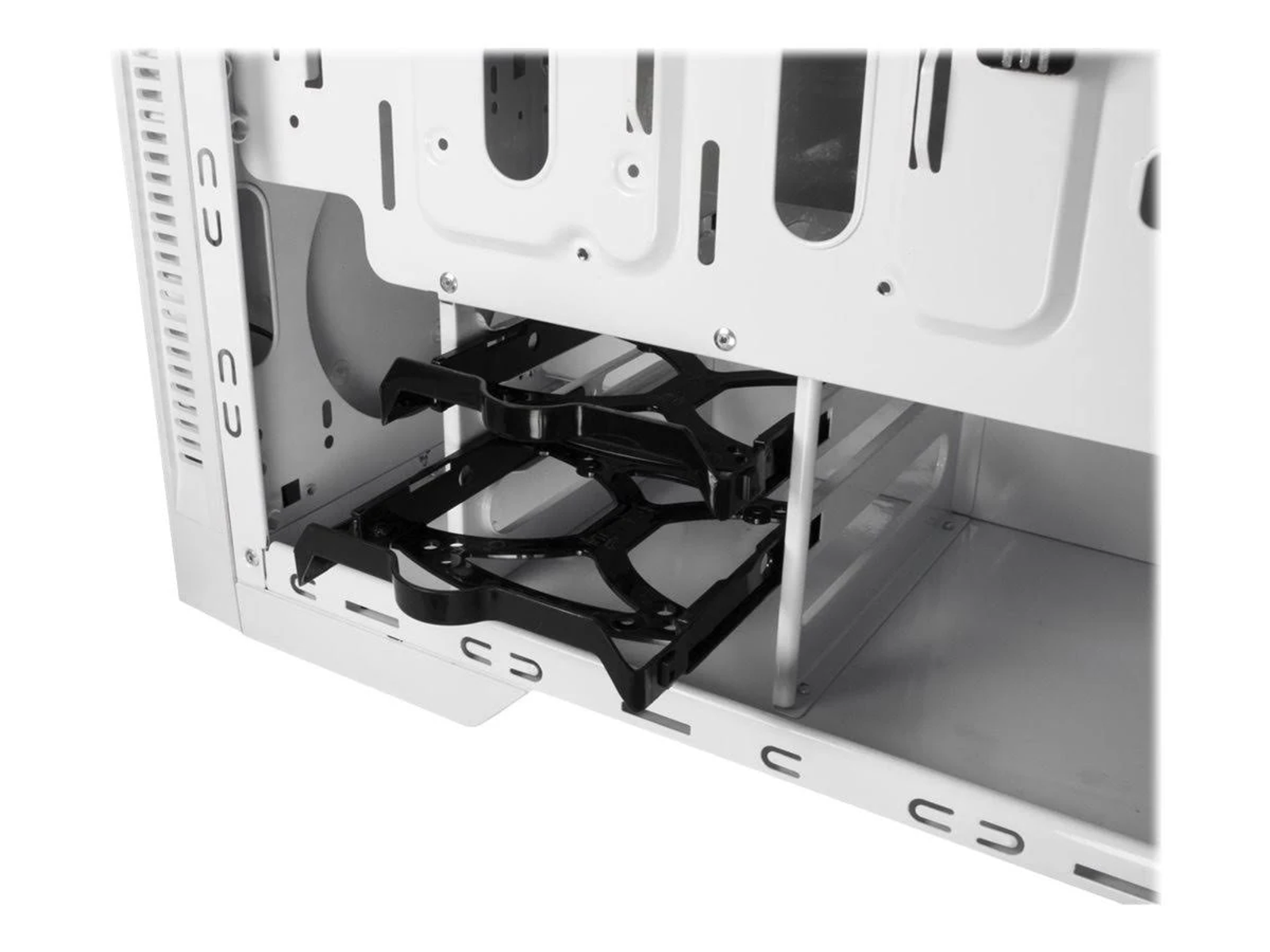 Wnętrze obudowy komputera z czarnymi zatokami na dyski. Biała obudowa.